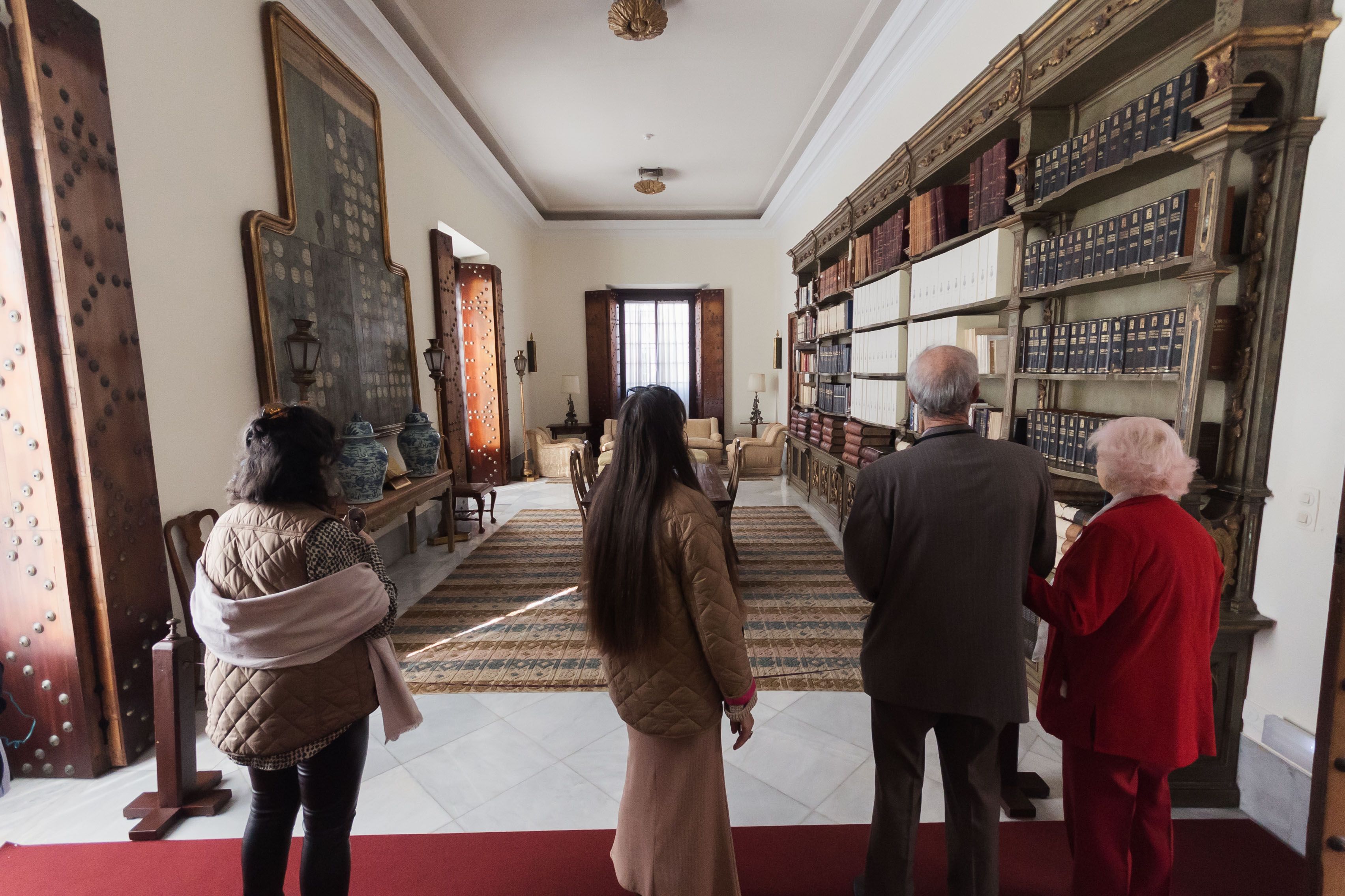 Visitantes accediendo a la biblioteca de la casa.     MANU GARCÍA
