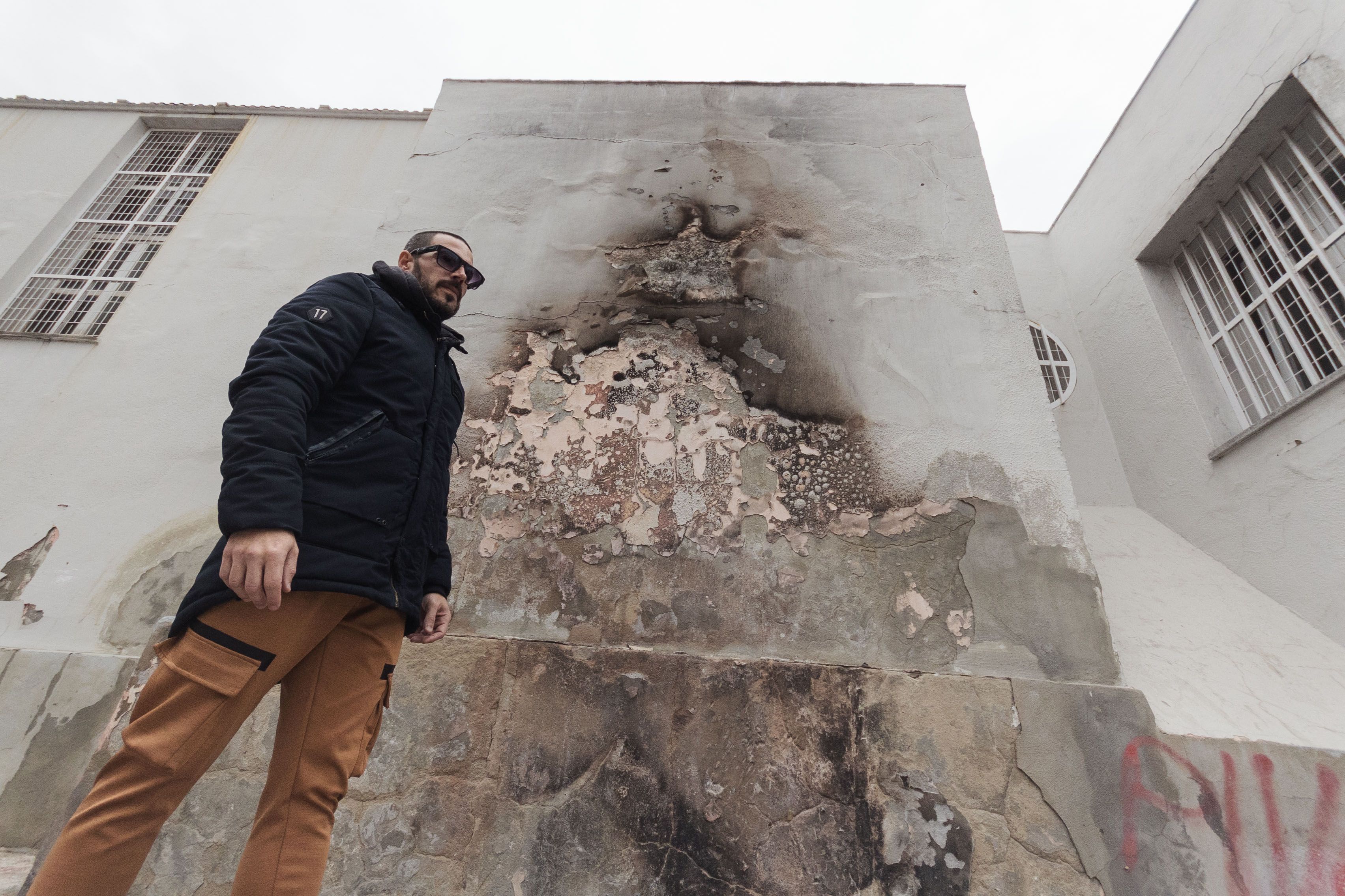 Fachada de la asociación de mayores 'El Chiquitín', ubicada en la barriada de 'El Chicle', calcinada por la quema de contenedores.