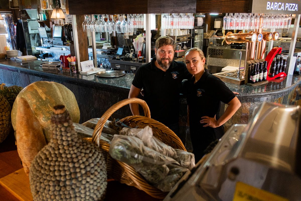 Sergio Romero y Noelia Segura en la barra de Barcapizza. FOTO: MANU GARCÍA.