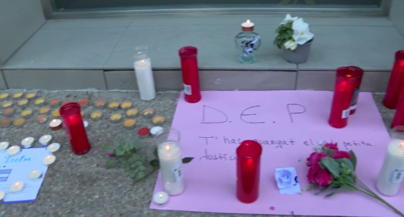 Velas, flores y cartas en memoria de Alana, fallecida en el acto tras tirarse al vacío desde un tercer piso.
