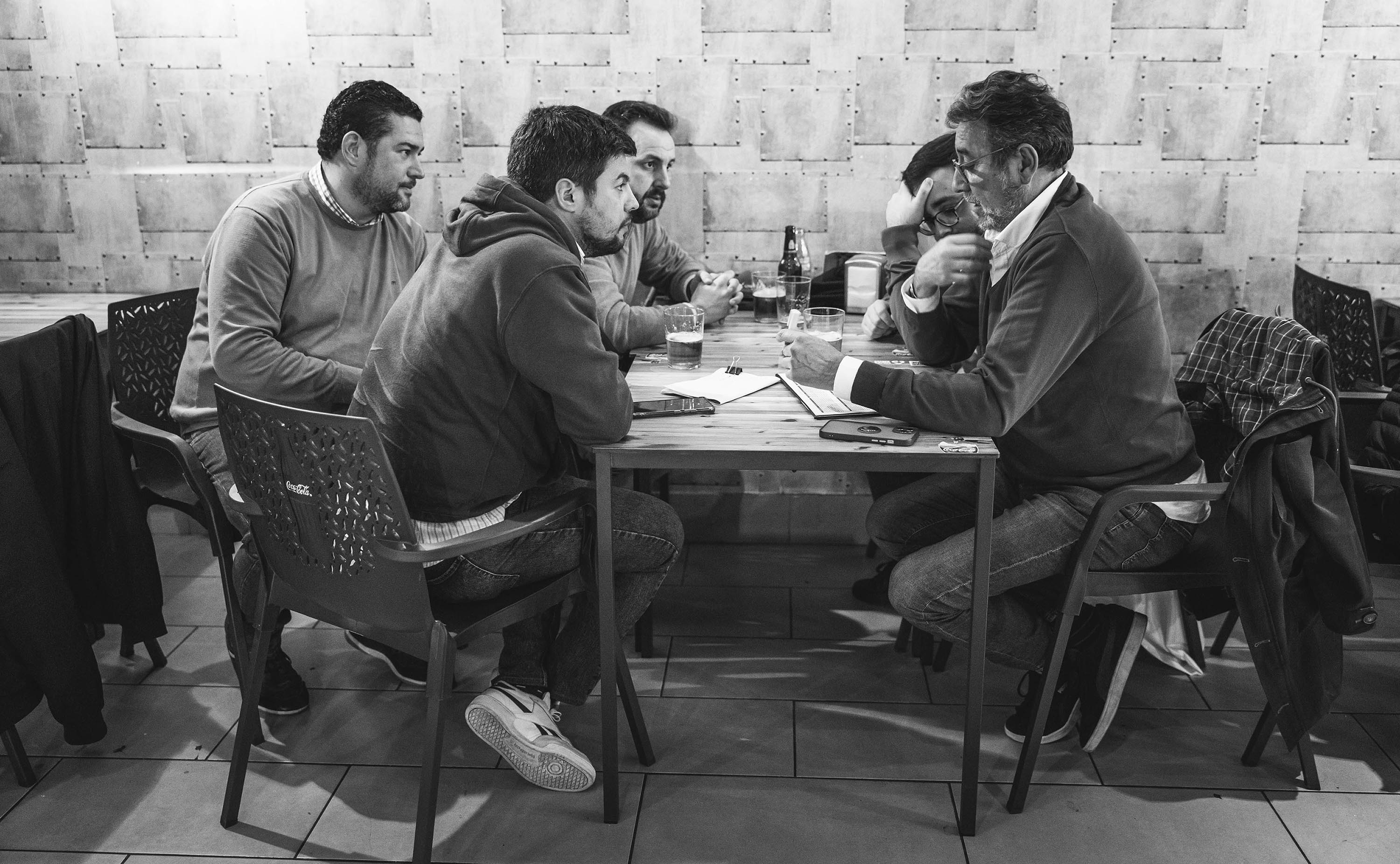 Reunión previa del equipo antes de empezar el ensayo.    ESTEBAN