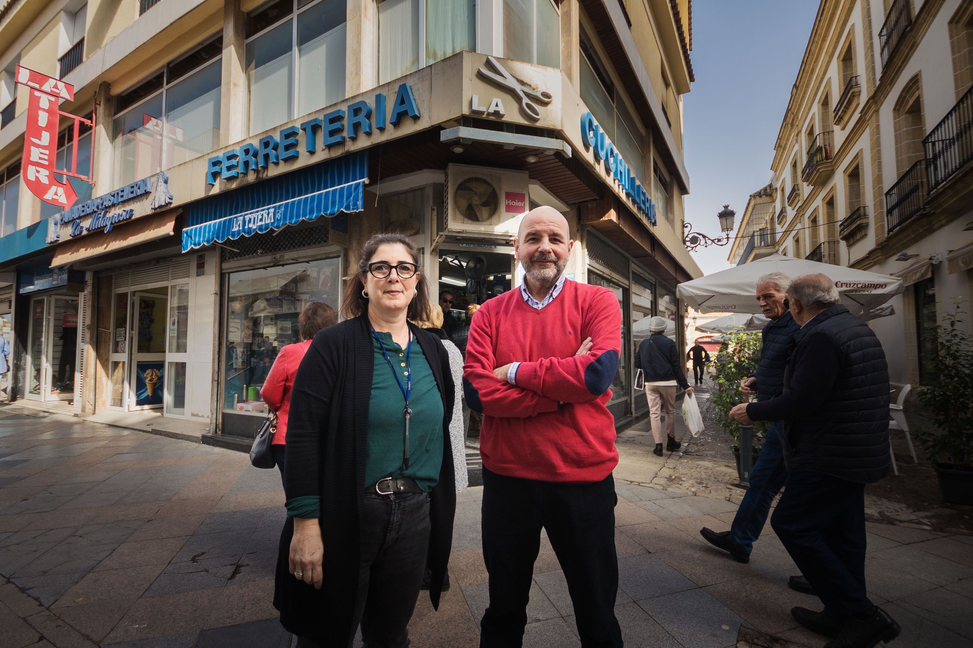Jose Manuel y Susana, propietarios, en la puerta del establecimiento.
