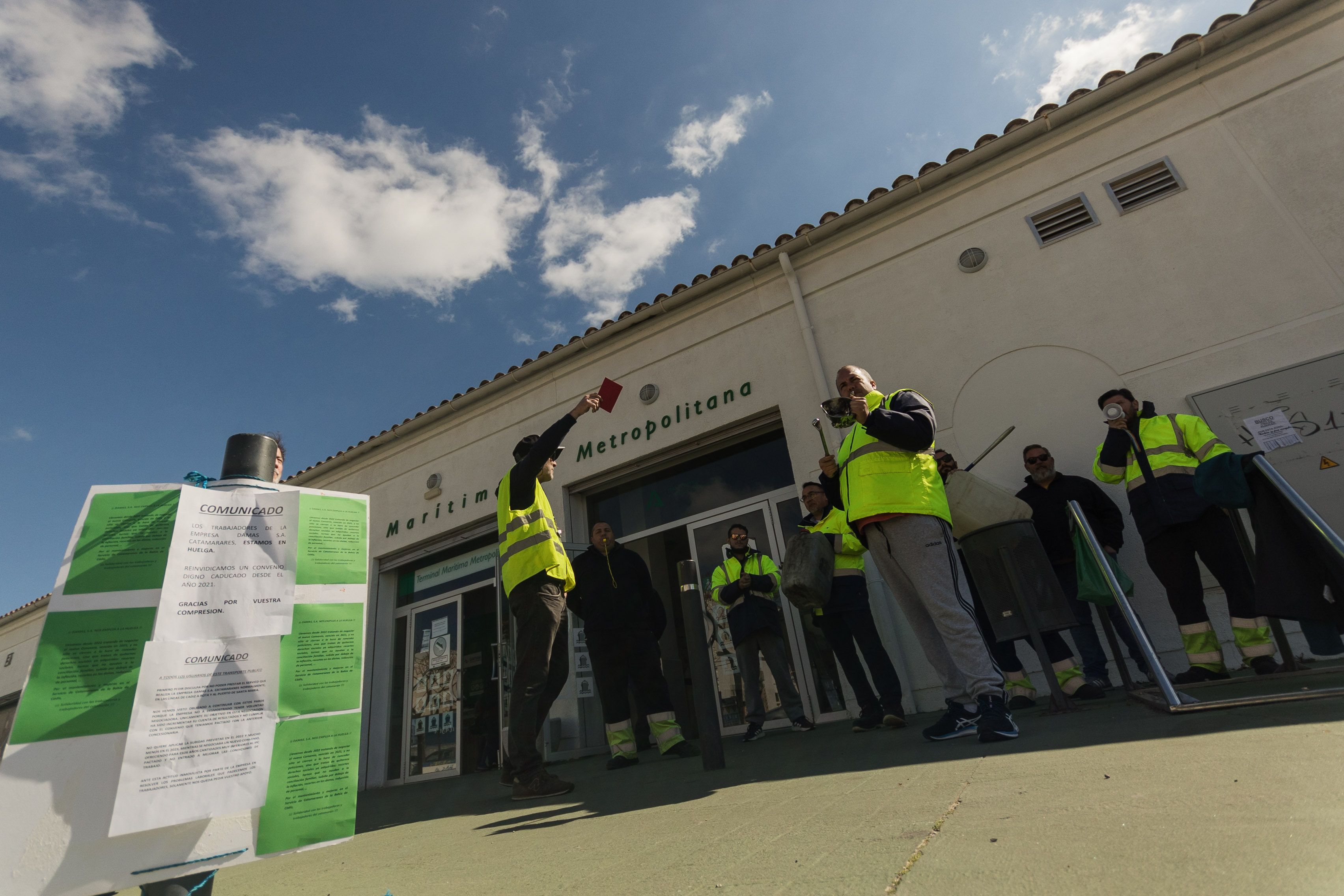 Protesta de los trabajadores en la terminal marítima. 
