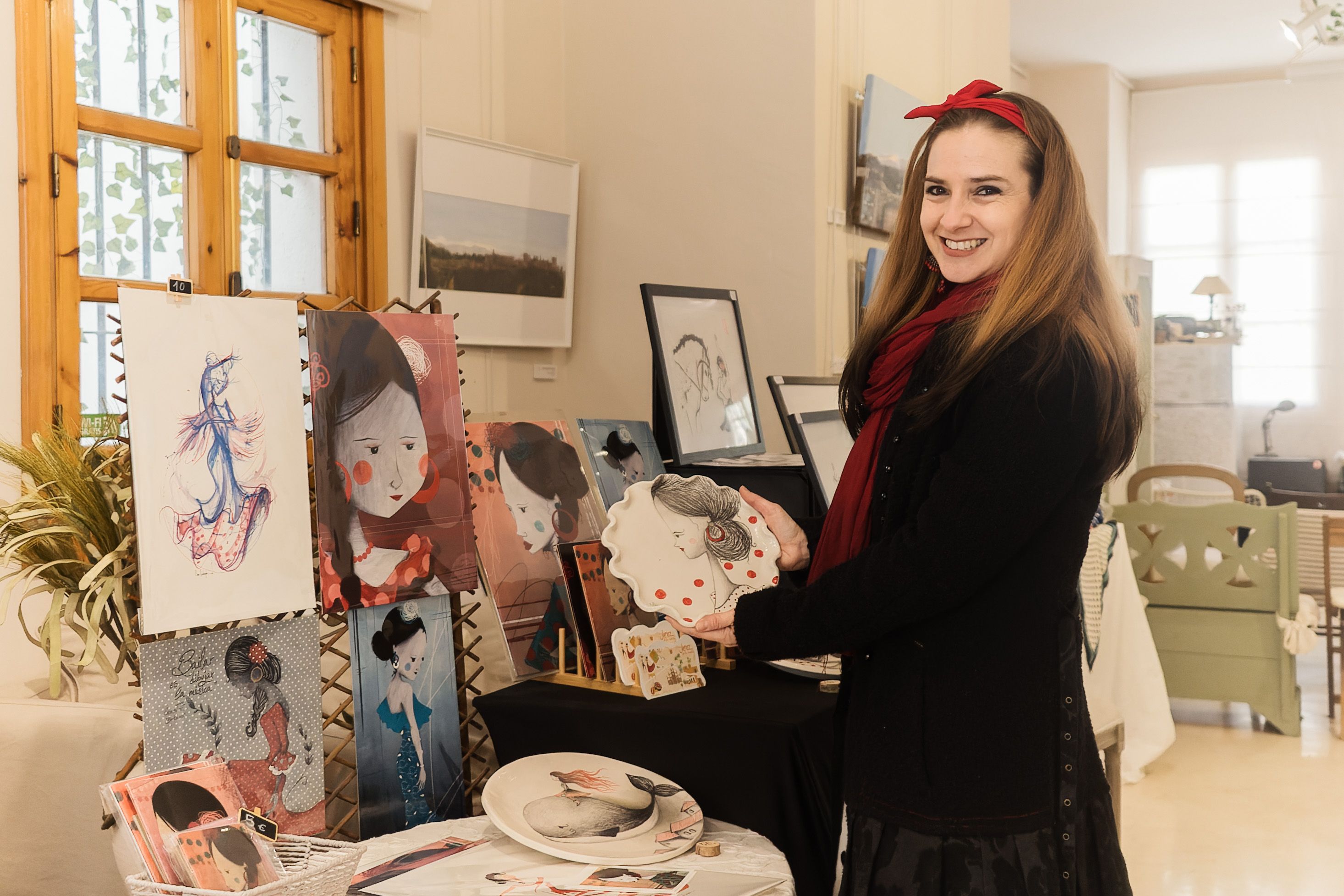 Sara Gabandé posa junto a sus ilustraciones de flamencas. 