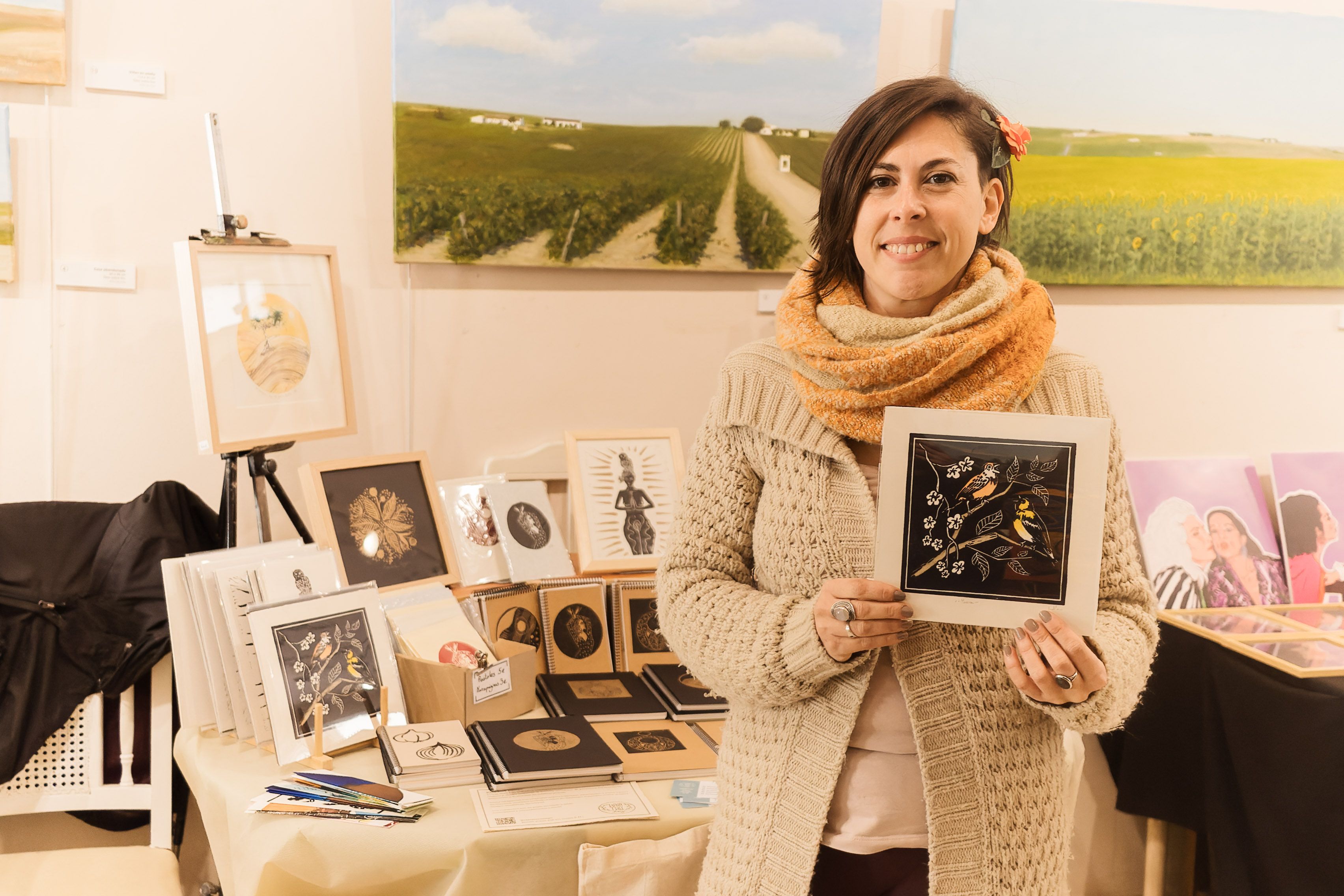 La artista Indra posa con uno de sus grabados. 