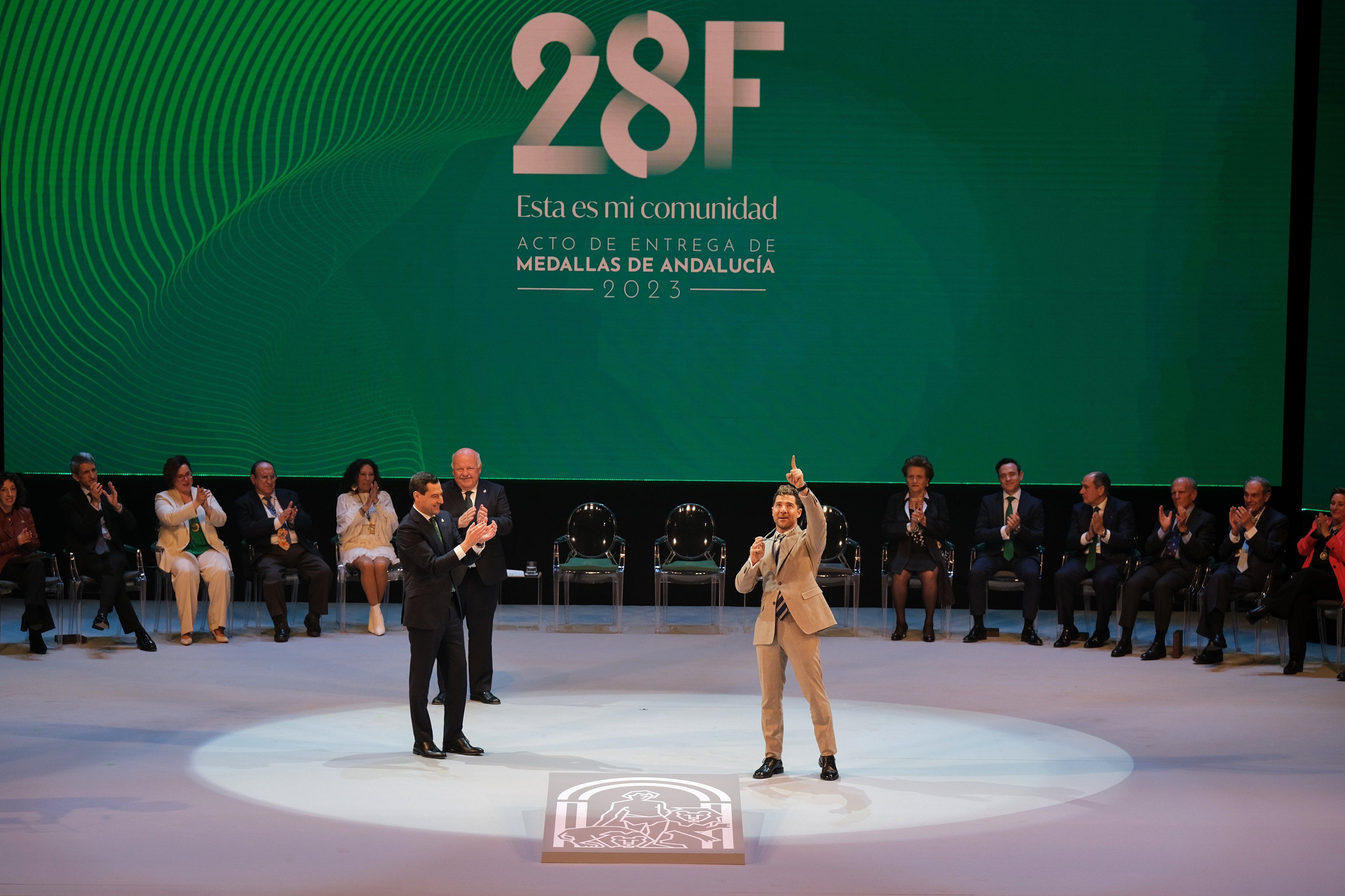 Bisbal recogiendo el reconocimiento este 28F. Bisbal recogiendo el reconocimiento este 28F.