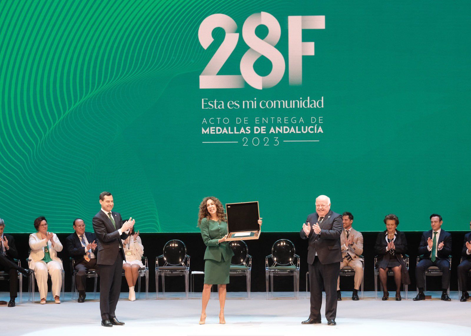 Rosario Flores recibiendo el reconocimiento a Lola Flores.