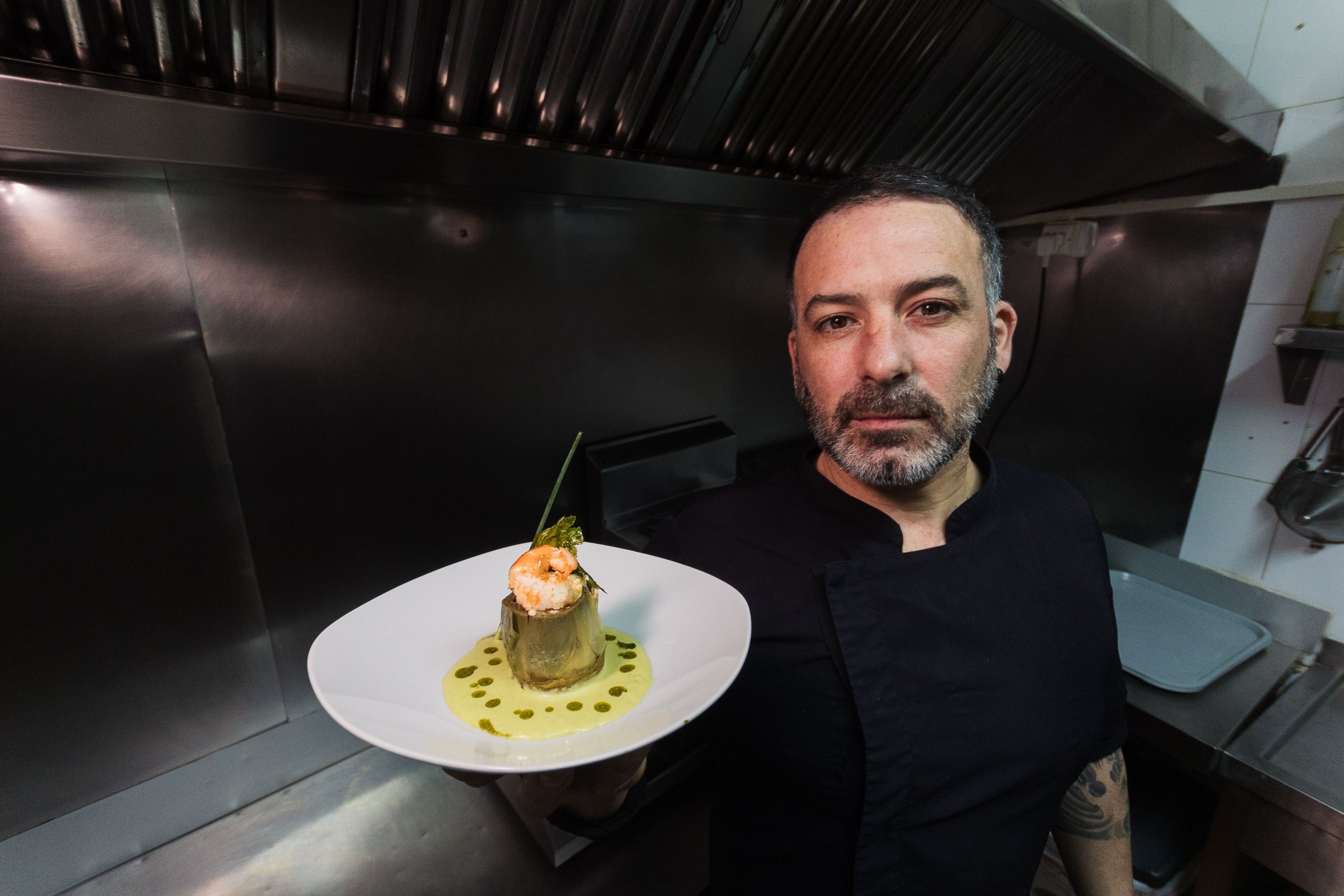 Essaul Martín en el bar del centro de Rota. 