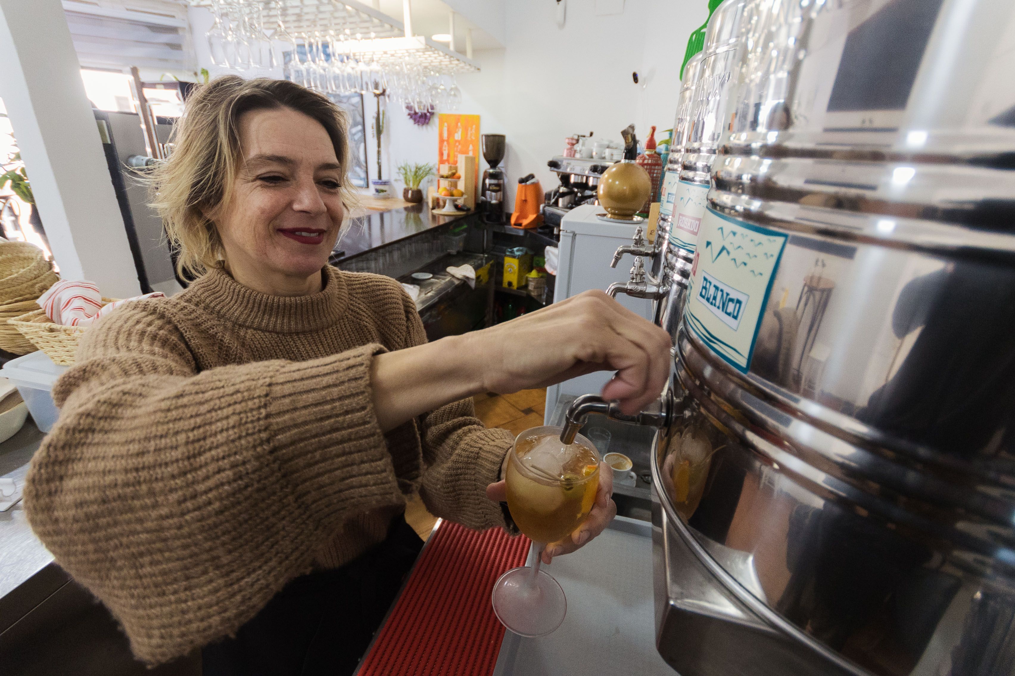 Emilia sirve el vermú artesanal. 