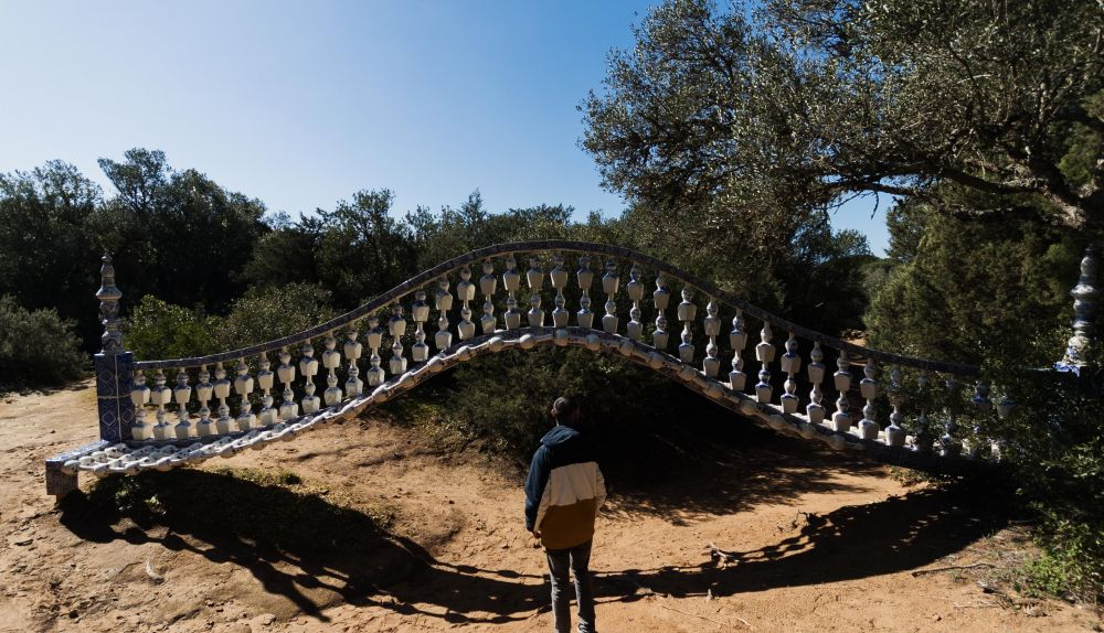El mayor museo al aire libre del mundo está en Cádiz: un recorrido circular con Turrell y Abramović. Así es Montenmedio en Vejer. Un visitante, en días pasados, observa 'El Puente', de Yeuan.
