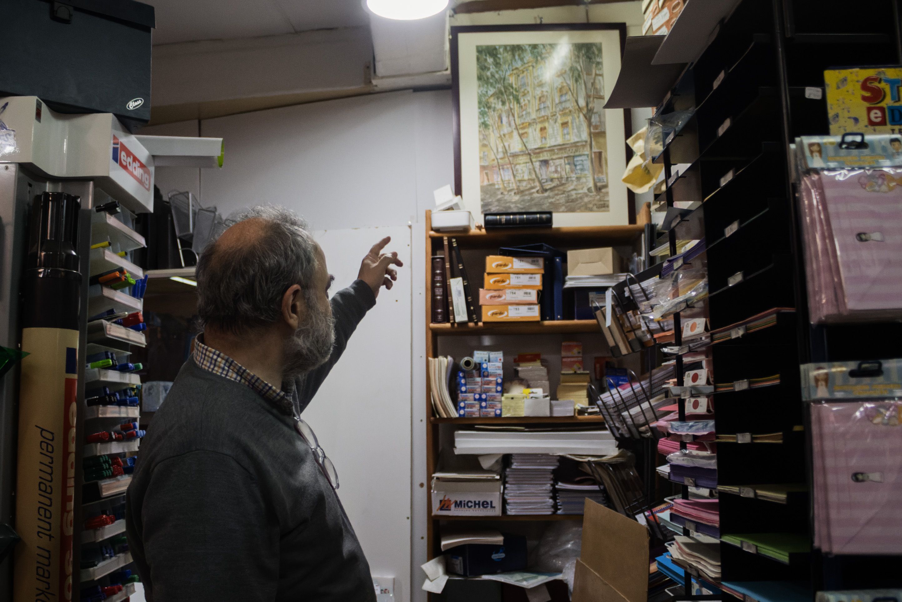 El dueño de la papelería, en las entrañas del negocio.   CANDELA NÚÑEZ