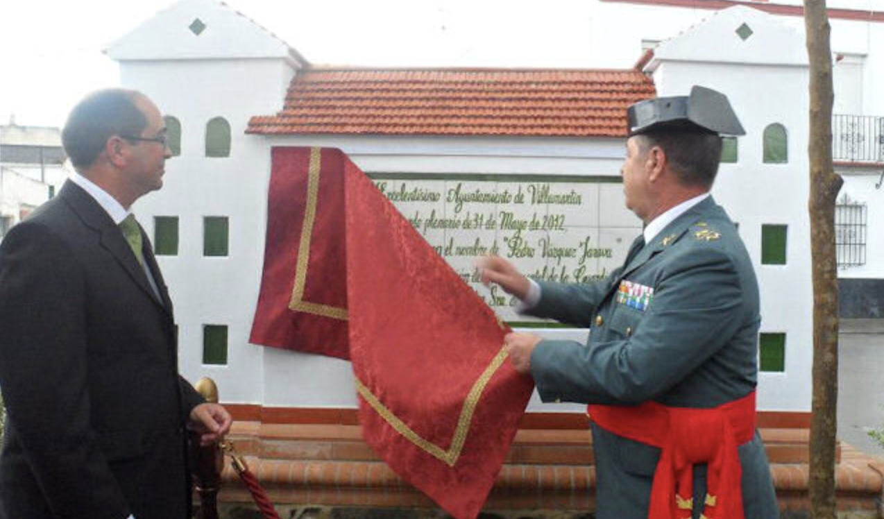 El guardia civil Vázquez Jarava, descubriendo la placa que corona la plaza que lleva su nombre en Villamartín, en una imagen del Ayuntamiento de 2013. El guardia civil Vázquez Jarava, descubriendo la placa que corona la plaza que lleva su nombre en Villamartín, en una imagen del Ayuntamiento de 2013.