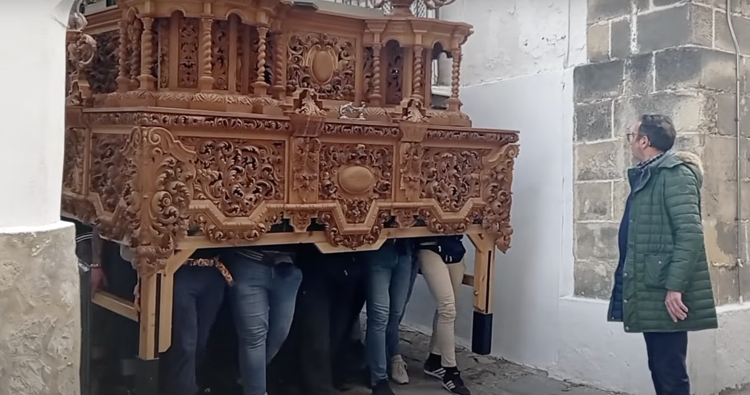 Un instante de la prueba en torno a la Catedral del paso de La Mortaja con Martín Gómez como capataz.
