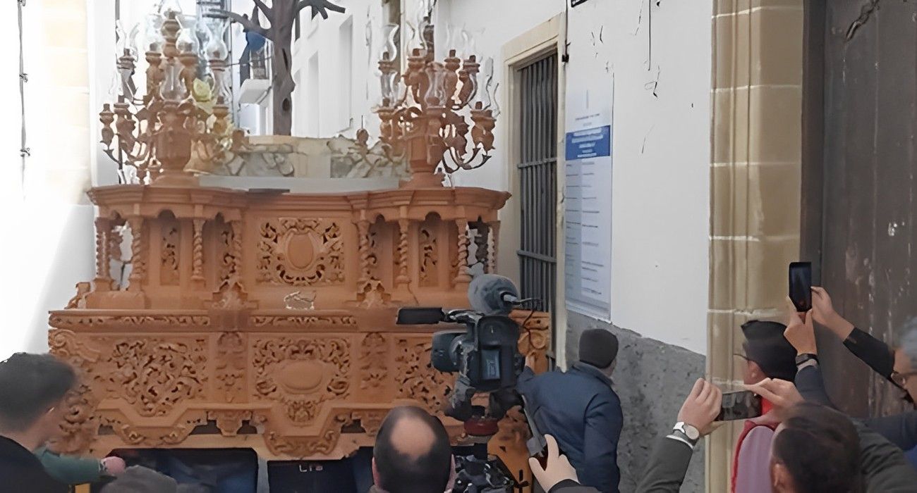 El paso de la Mortaja, antes de enfilar la entrada a la Catedral en la prueba llevada a cabo el domingo.