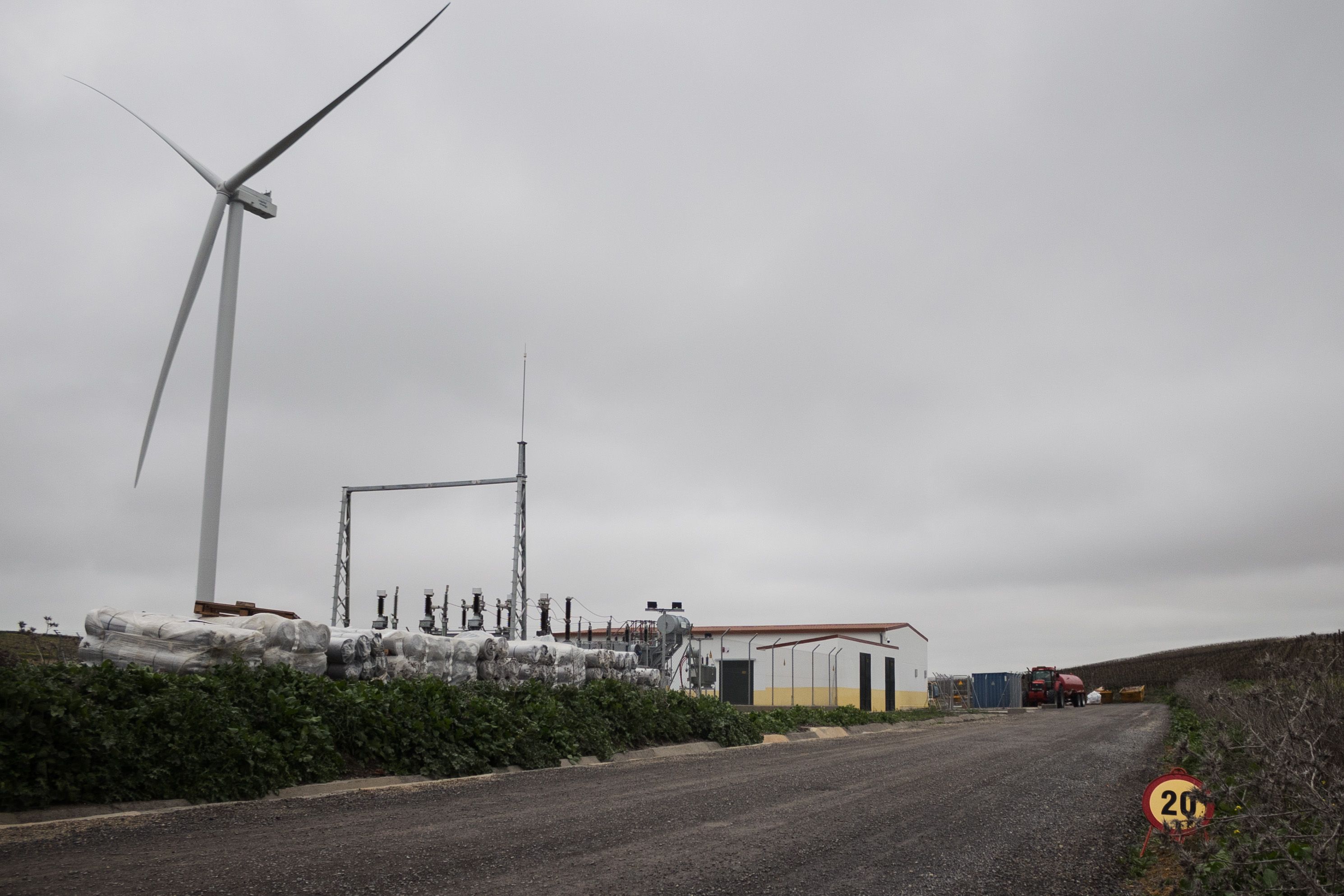Vista de uno de los enormes aerogeneradores de El Barroso, en Jerez. Vista de uno de los enormes aerogeneradores de El Barroso, en Jerez.