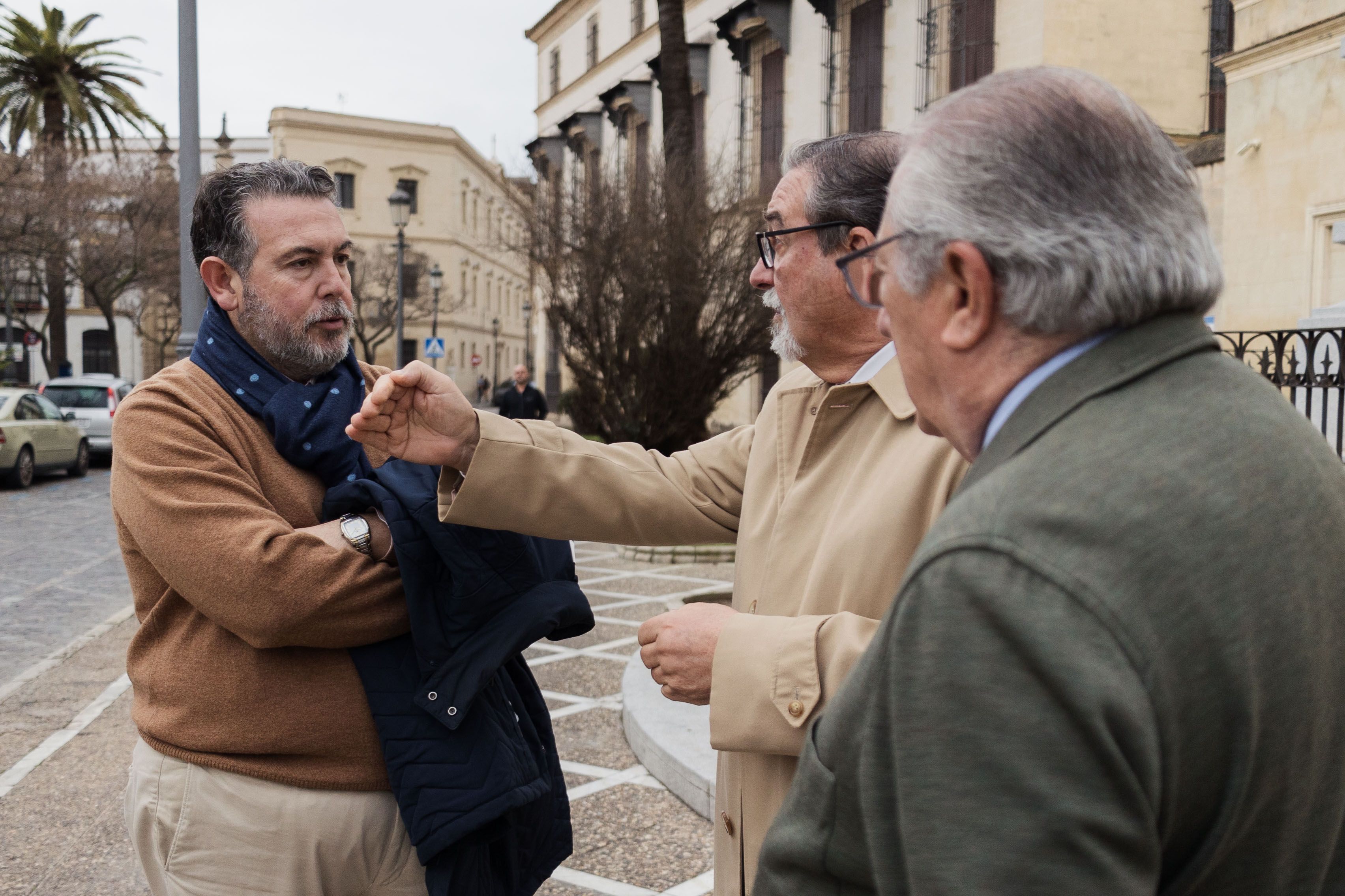 Cañadas, Garrido y Espinosa conversando en Aladro.     MANU GARCÍA