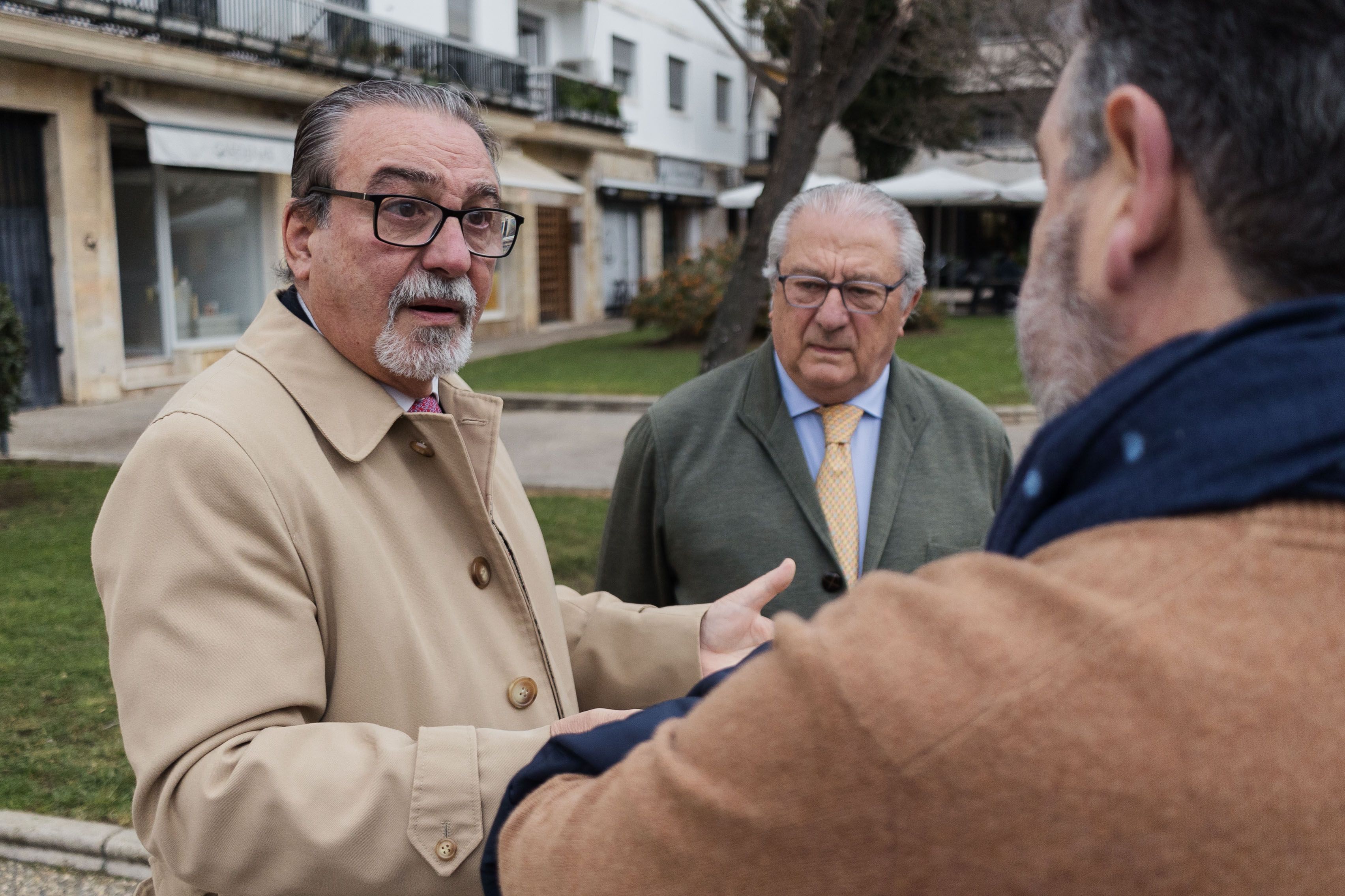 Otra imagen de grupo en plena conversación.     MANU GARCÍA