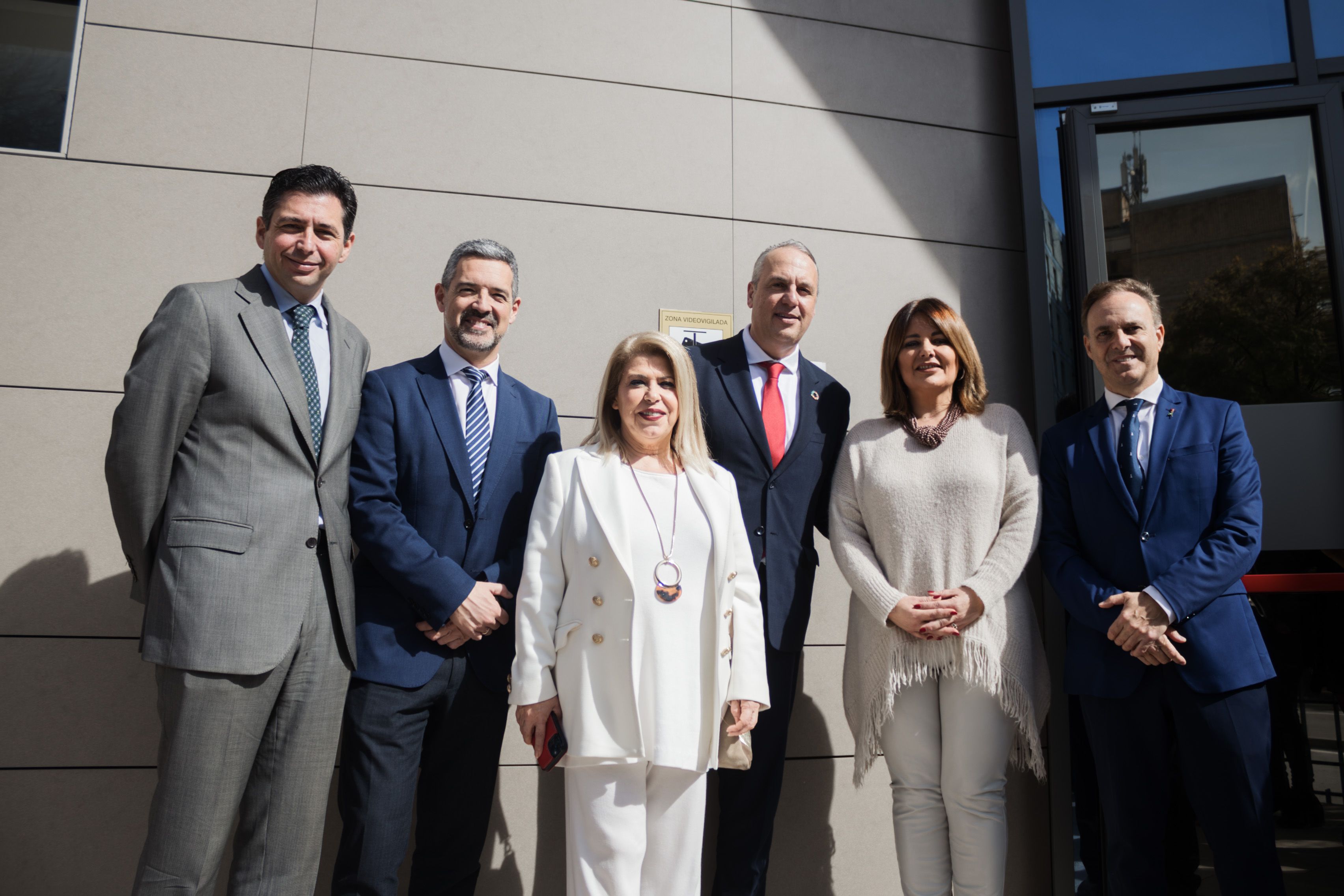 En el centro de la imagen, Ruiz Boix y Sánchez, este viernes en Jerez, junto a otros representantes socialistas como el parlamentario Rafael Márquez; el alcalde de Rota, Javier Ruiz Arana; la alcaldesa de Puerto Real, Elena Amaya; y el alcaldable de El Puerto, David de la Encina.