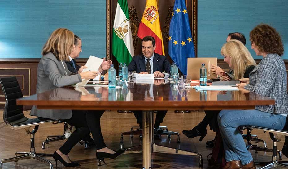 Moreno Bonilla con los representantes de CCOO, UGT y CEA. JUNTA ANDALUCIA
