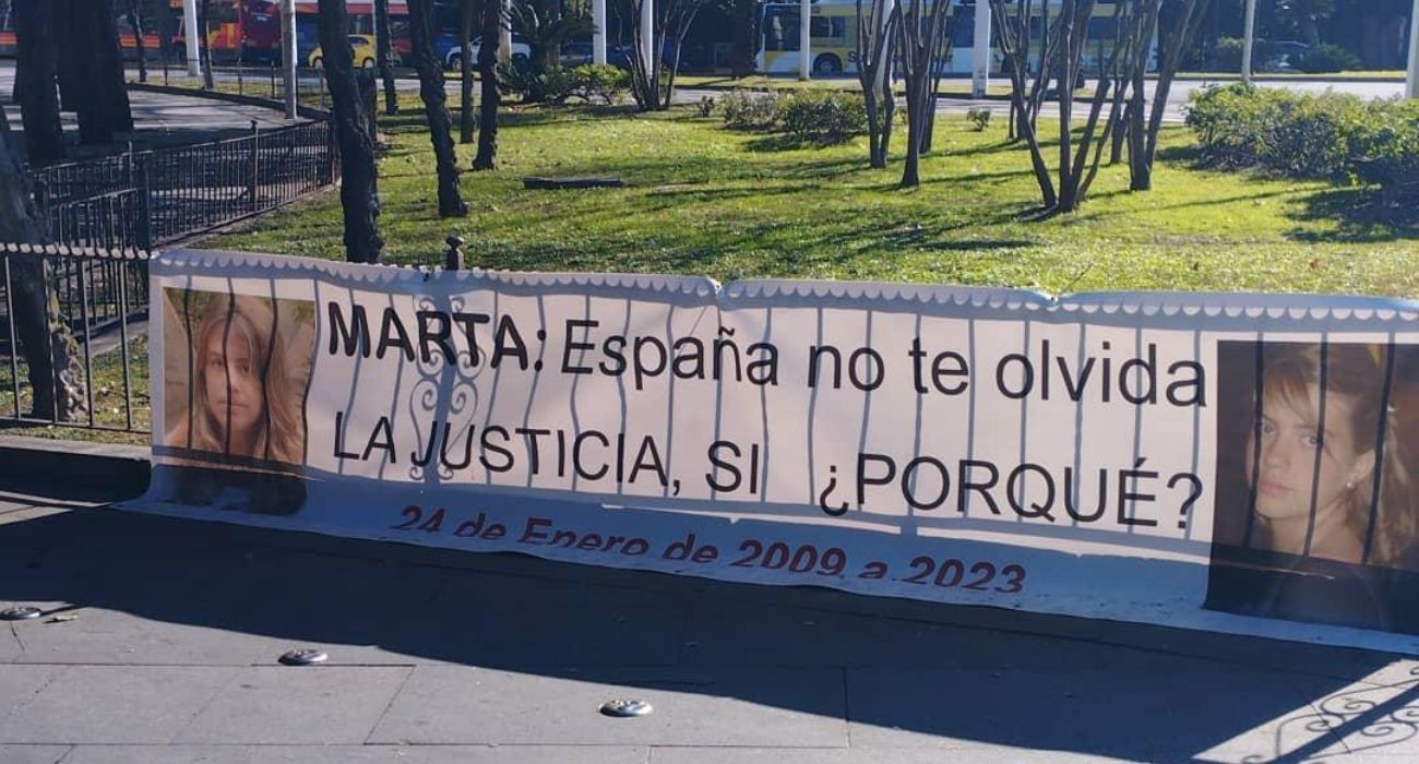 Una pancarta en Sevilla recuerda el caso de Marta del Castillo. Una pancarta en Sevilla recuerda el caso de Marta del Castillo.