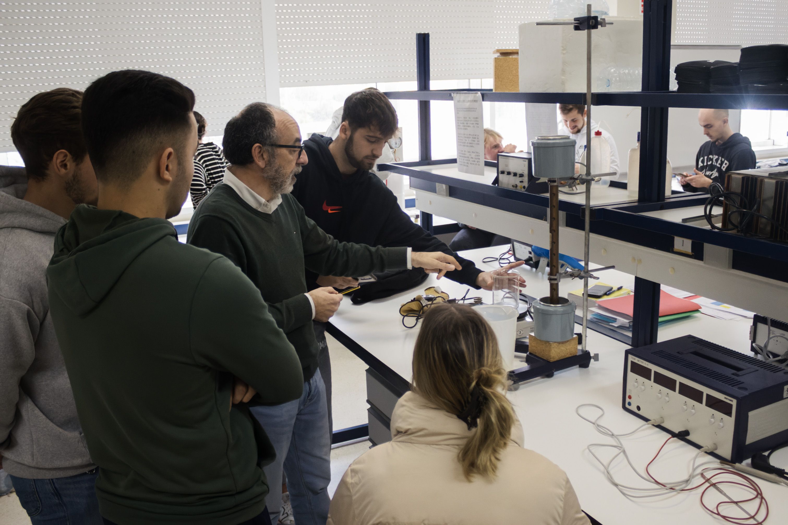 Varios estudiantes en una clase en la Escuela de Ingeniería Naval y Oceánica. 