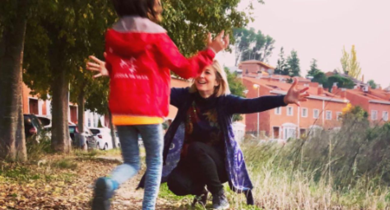 Una bonita imagen de Mónica junto a una de sus hijas. 