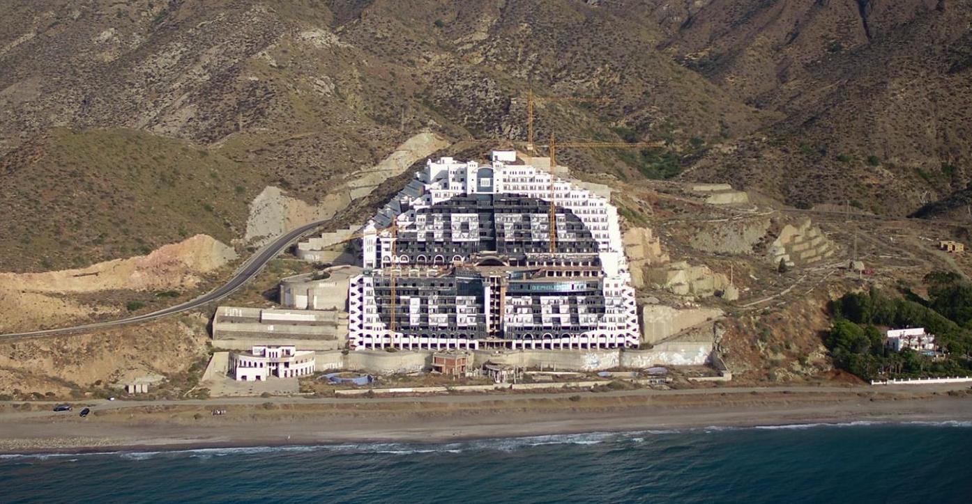 El hotel El Algarrobico, en la costa de Almería.