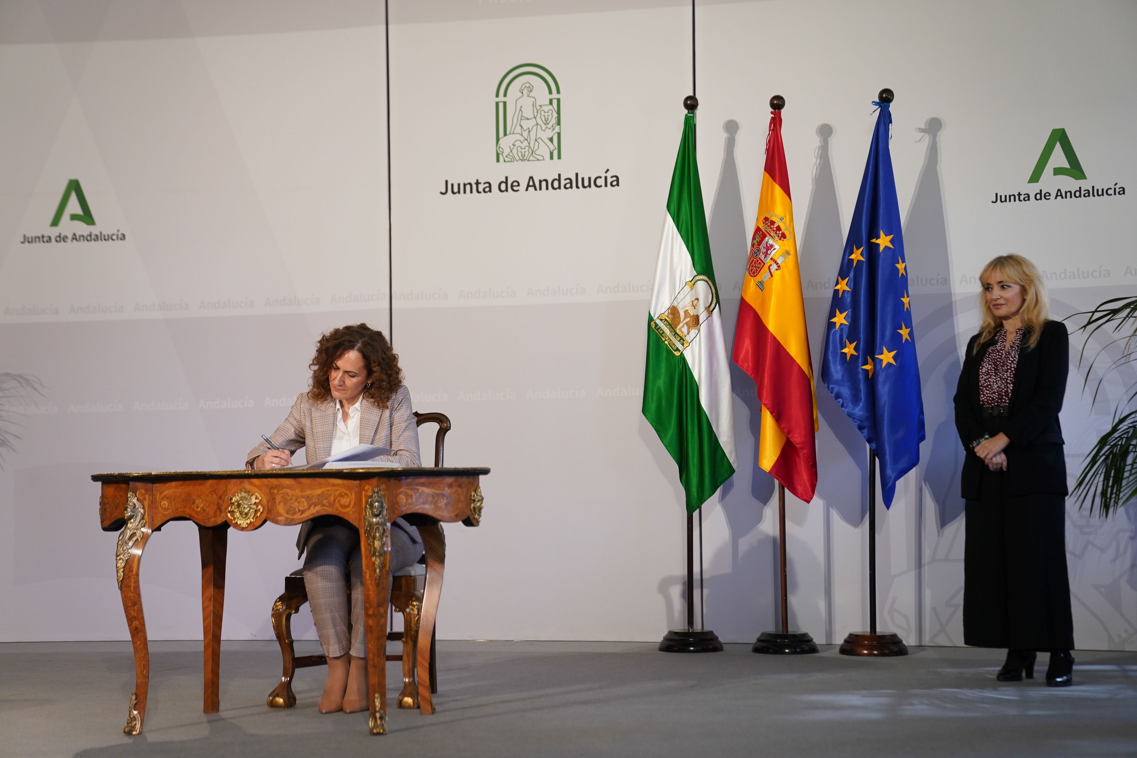 Nuria López (CCOO) y Carme Castilla (UGT) durante la firma del pacto. Nuria López (CCOO) y Carme Castilla (UGT) durante la firma del pacto.