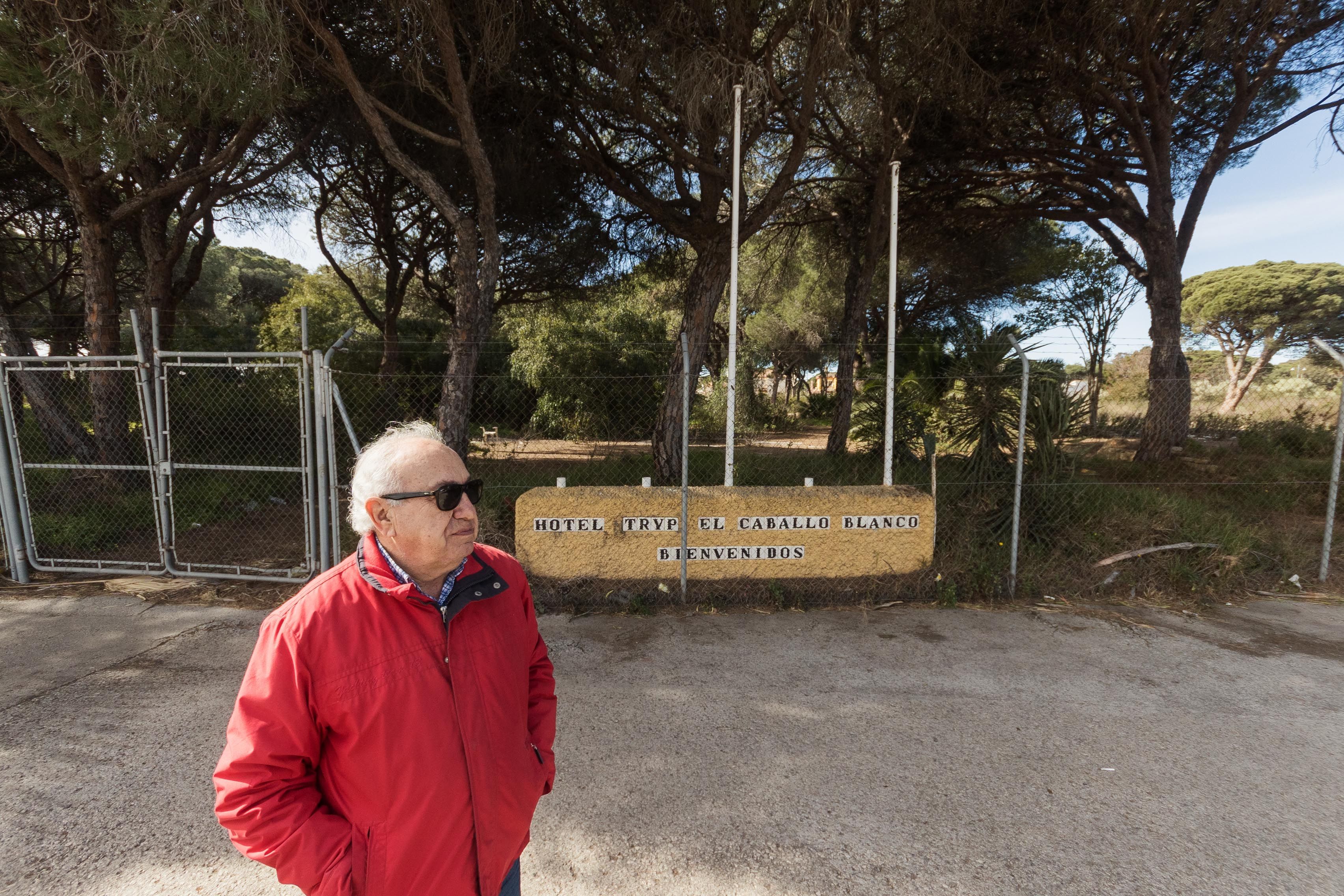 José Manuel frente a la parcela donde se ubicaba el hotel. 