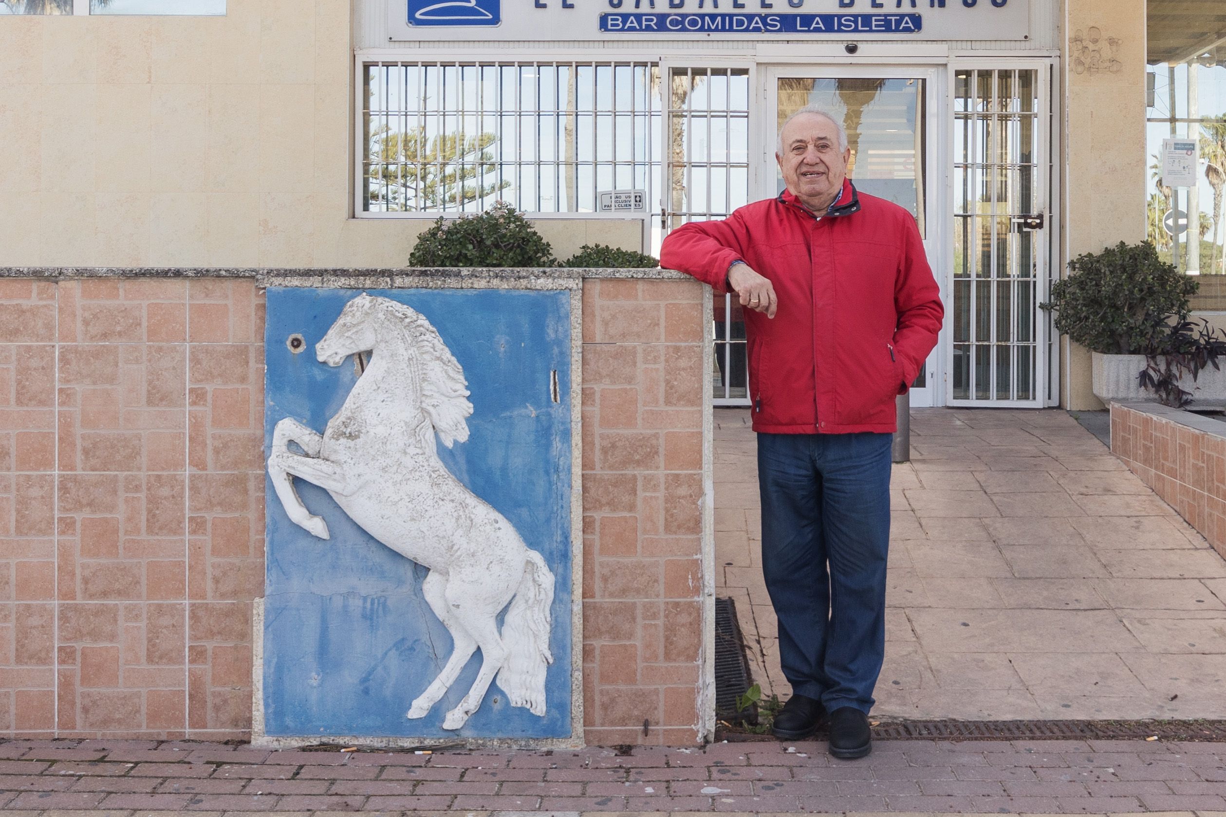 José Manuel Anguiano, el último director del hotel Caballo Blanco en El Puerto junto a las losas que presentaba el edificio. 