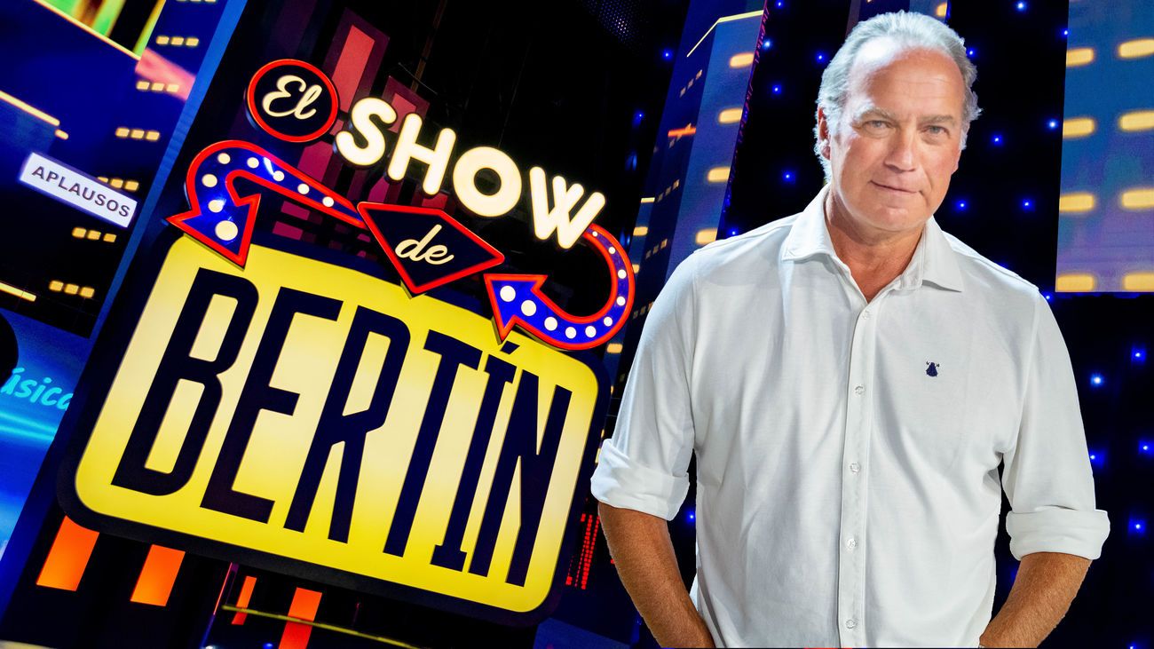 Bertín Osborne, junto a un cartel de su programa televisivo.