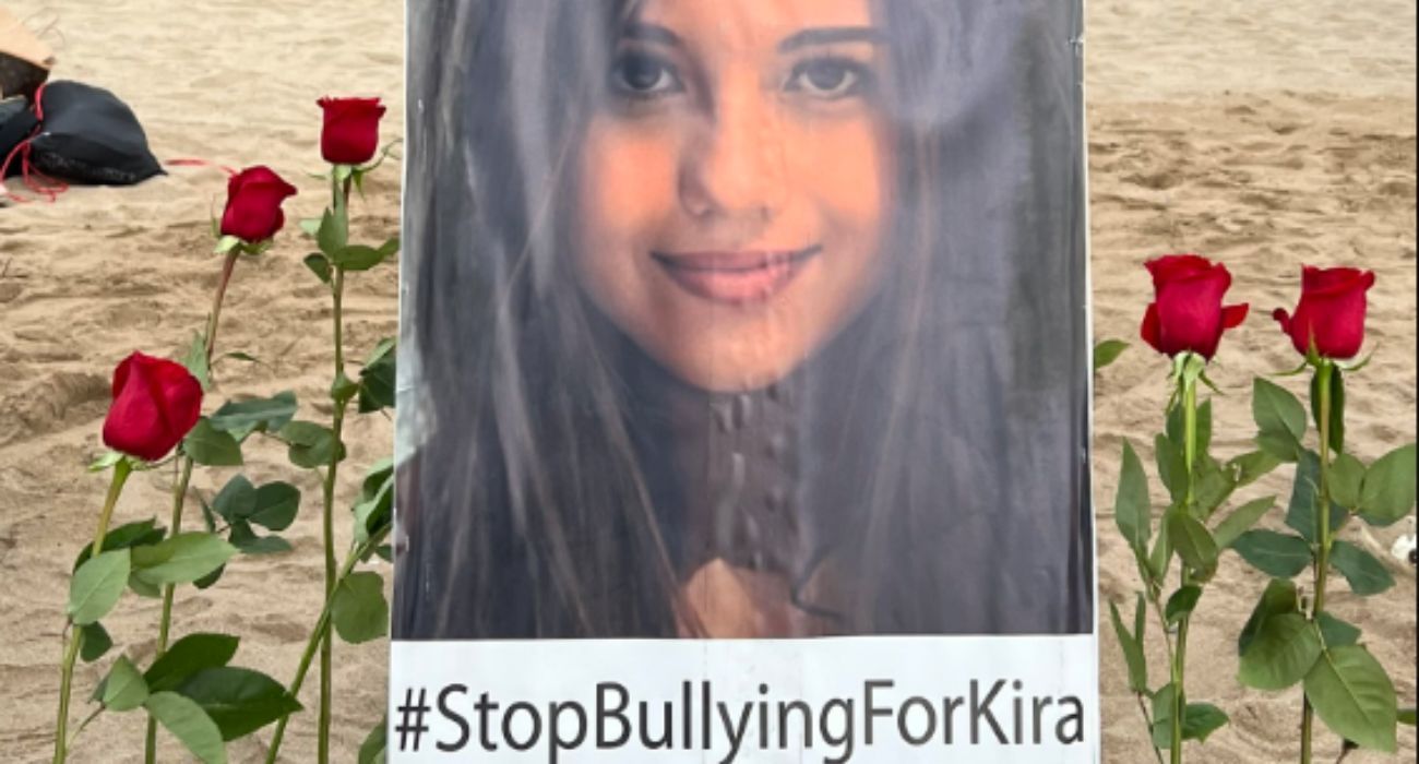 Imagen de un acto en recuerdo de Kira, víctima de acoso escolar.
