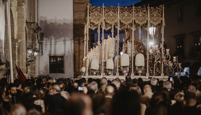 El Desamparo ante la iglesia de la Victoria.     ESTEBAN