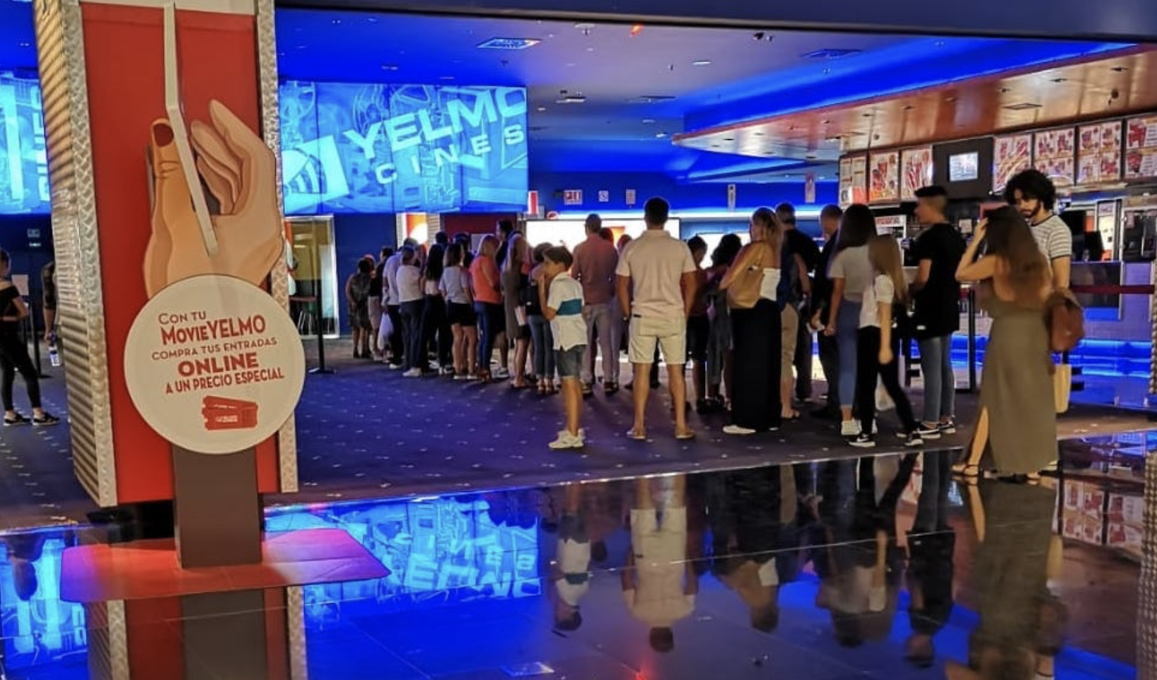 Colas en los Cines Yelmo de Área Sur, en Jerez, en una imagen de archivo.