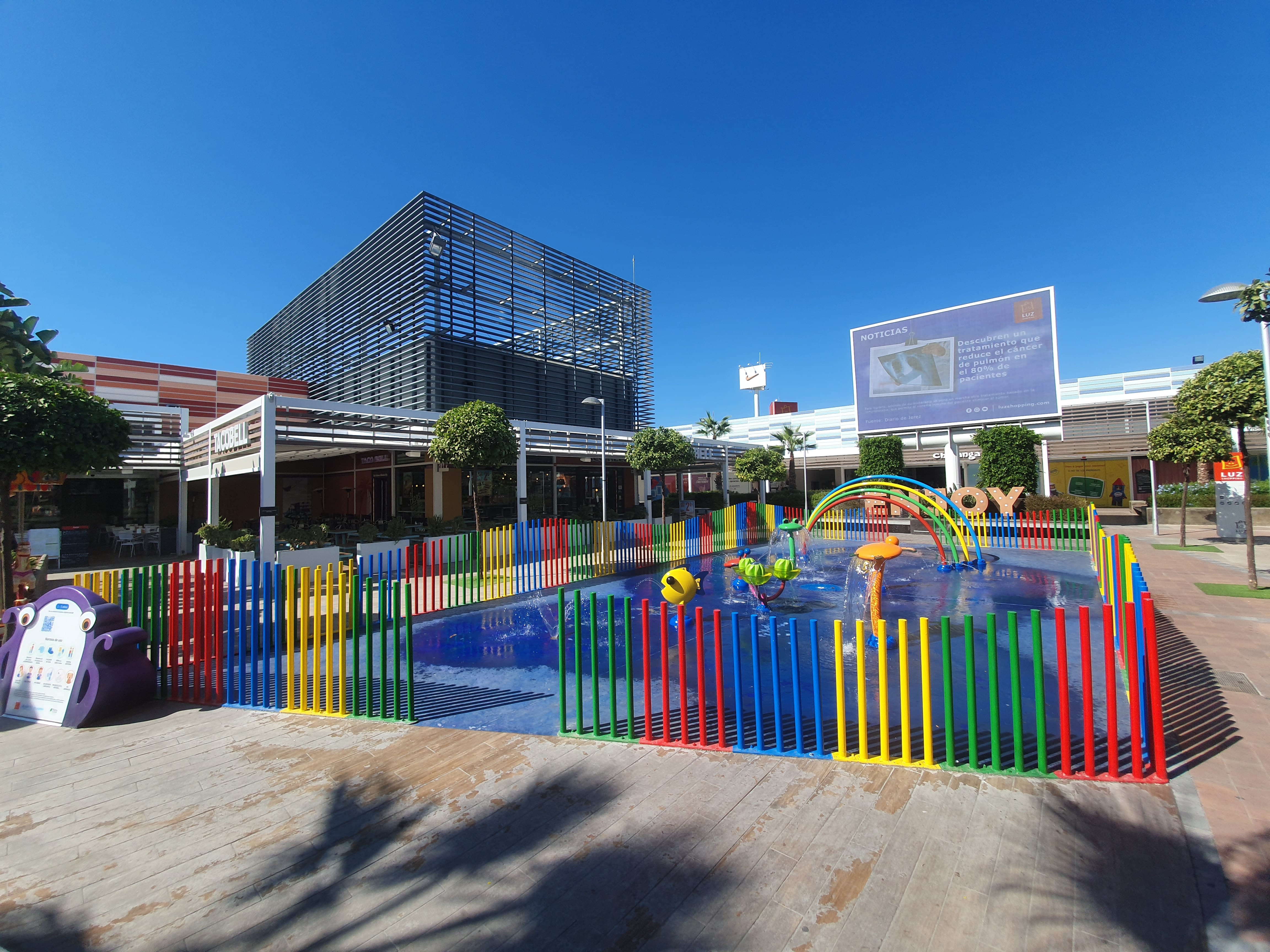 Zona infantil en la isleta central de Luz Shopping.