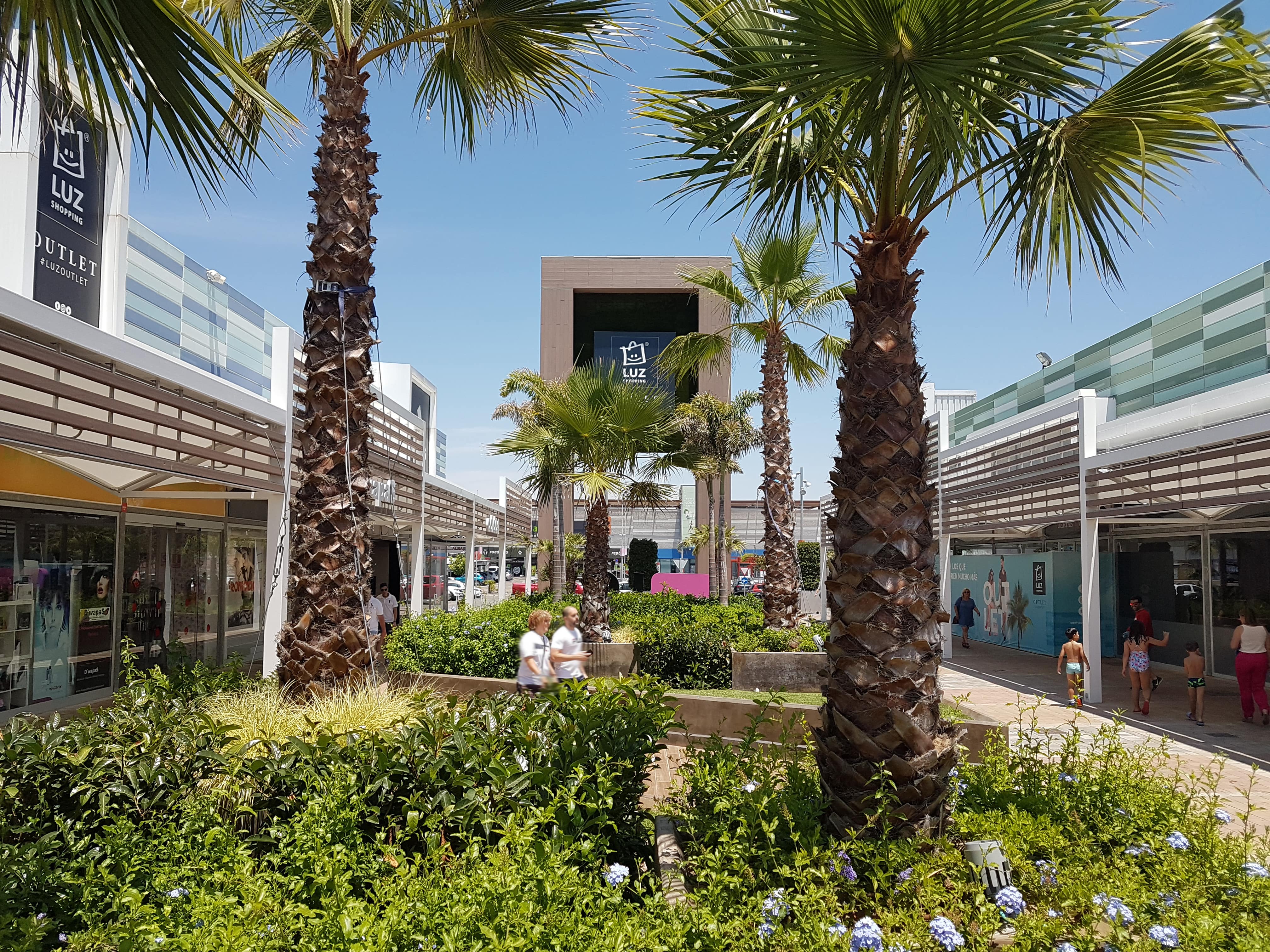 Una de las zonas comerciales de Luz Shopping.
