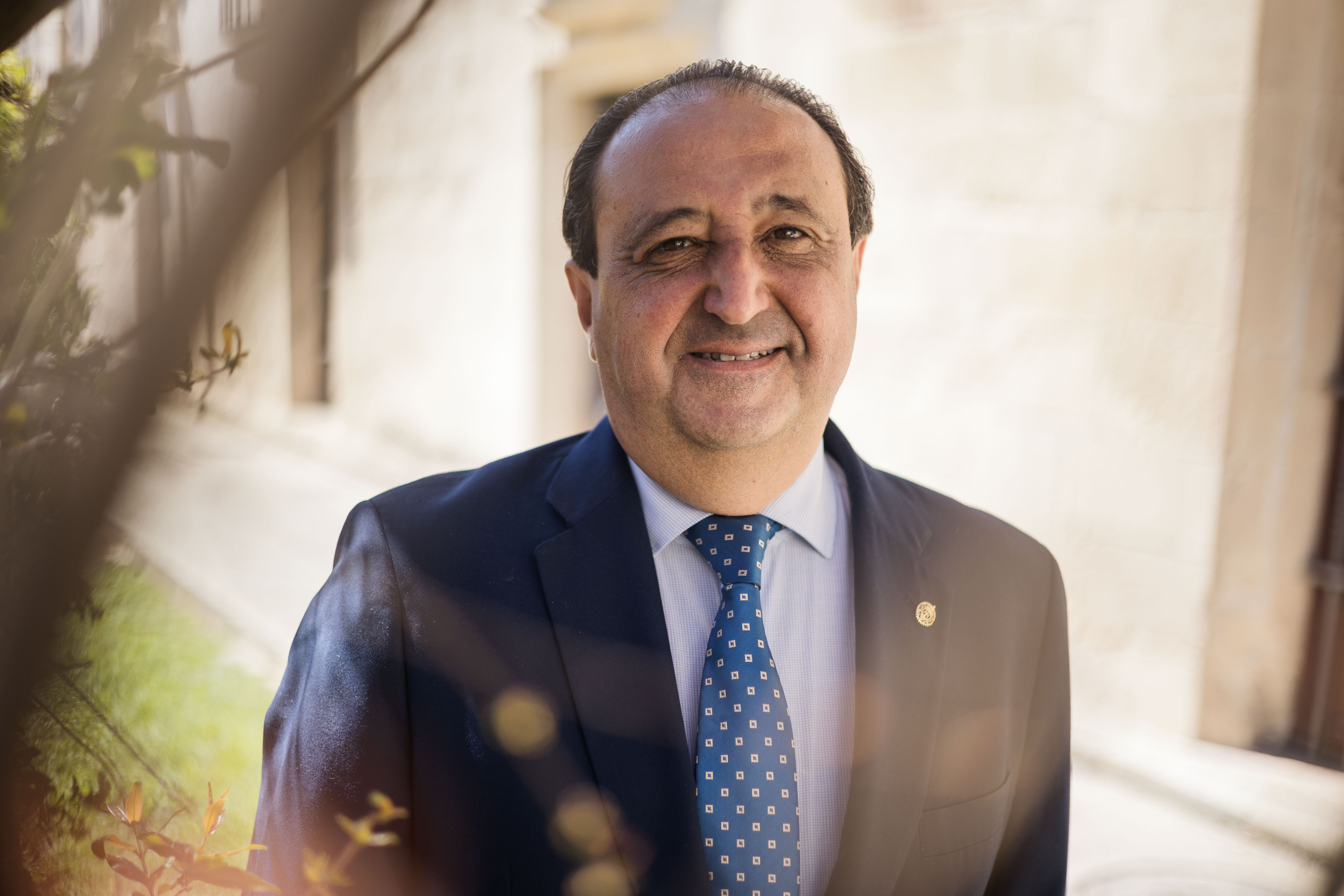 El actual hermano mayor del Desconsuelo y pregonero.      MANU GARCÍA