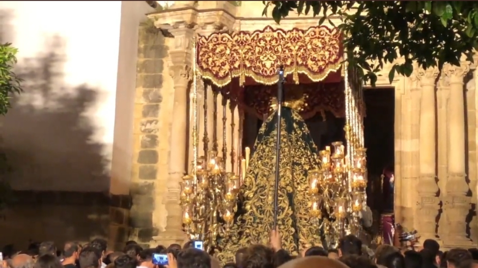 El palio de La Esperanza el pasado año recogiéndose en San Francisco. 