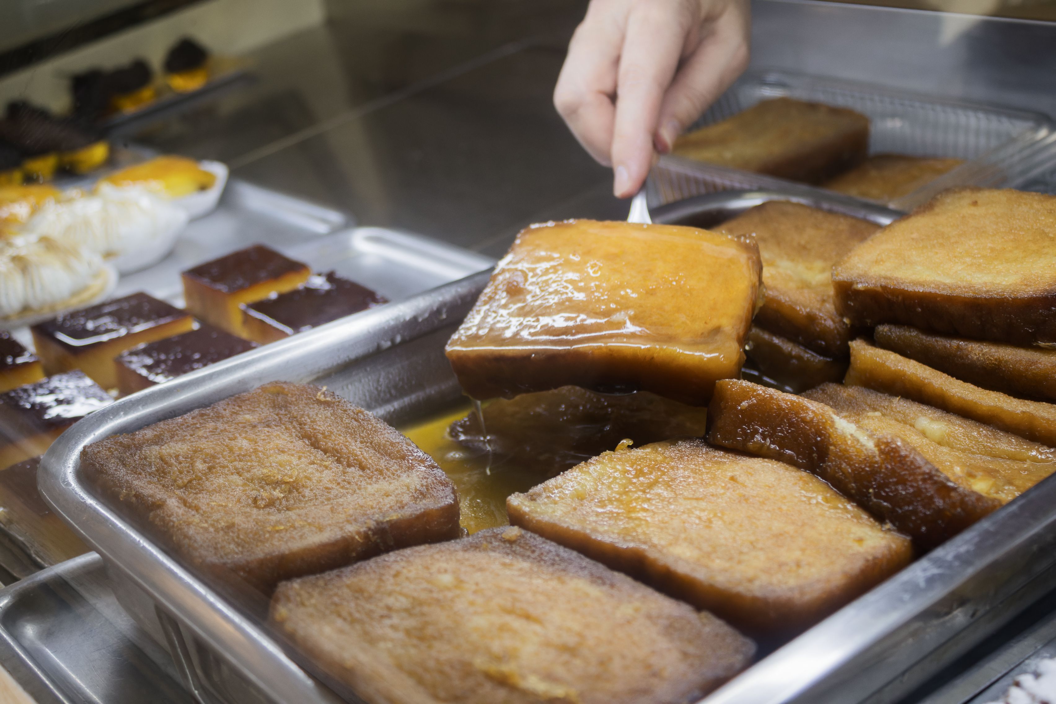 Bandeja de torrijas al jerez de la pastelería Jesús.     CANDELA NÚÑEZ