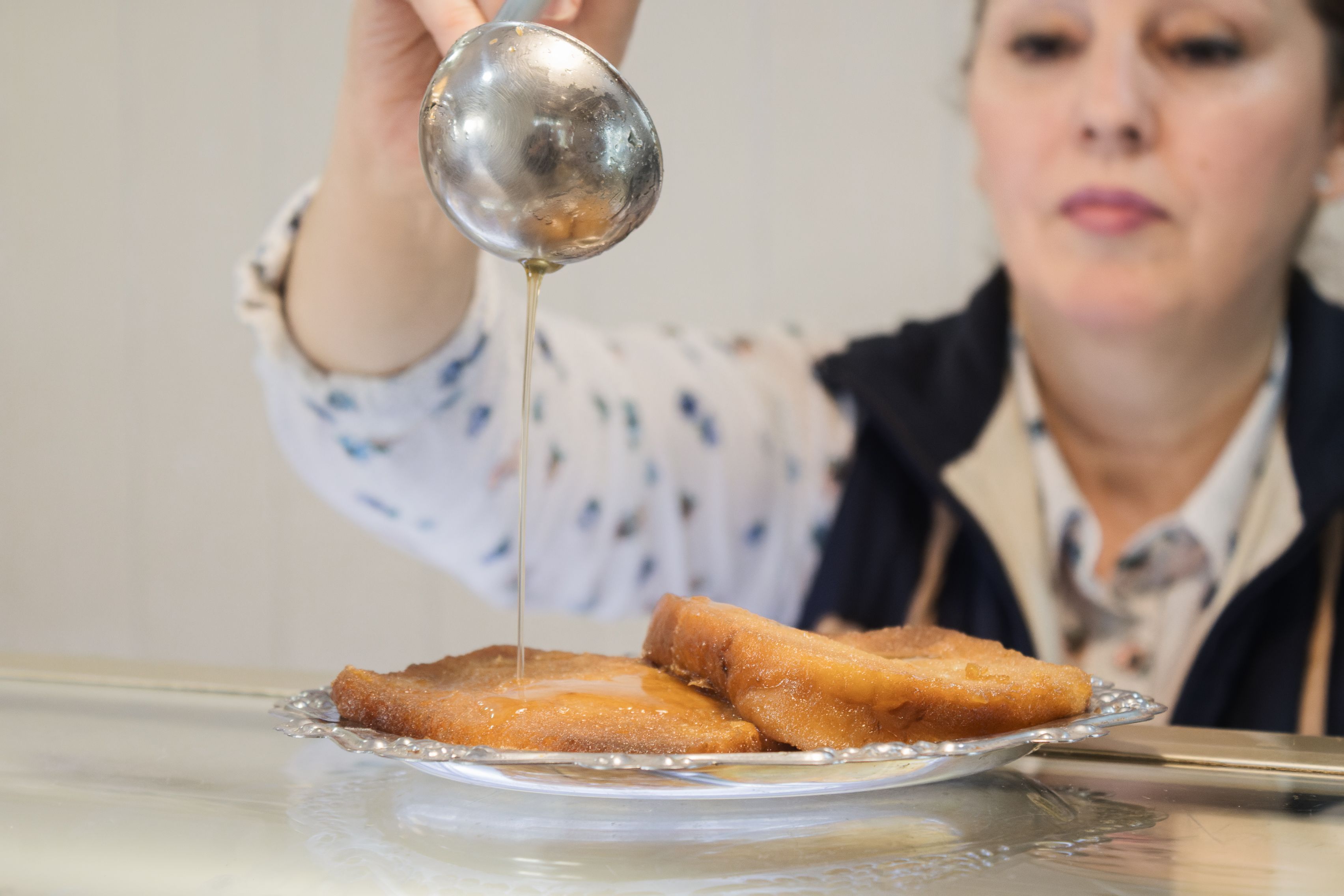 Torrijas preparadas para consumirlas con añadido de miel. Torrijas preparadas para consumirlas con añadido de miel.