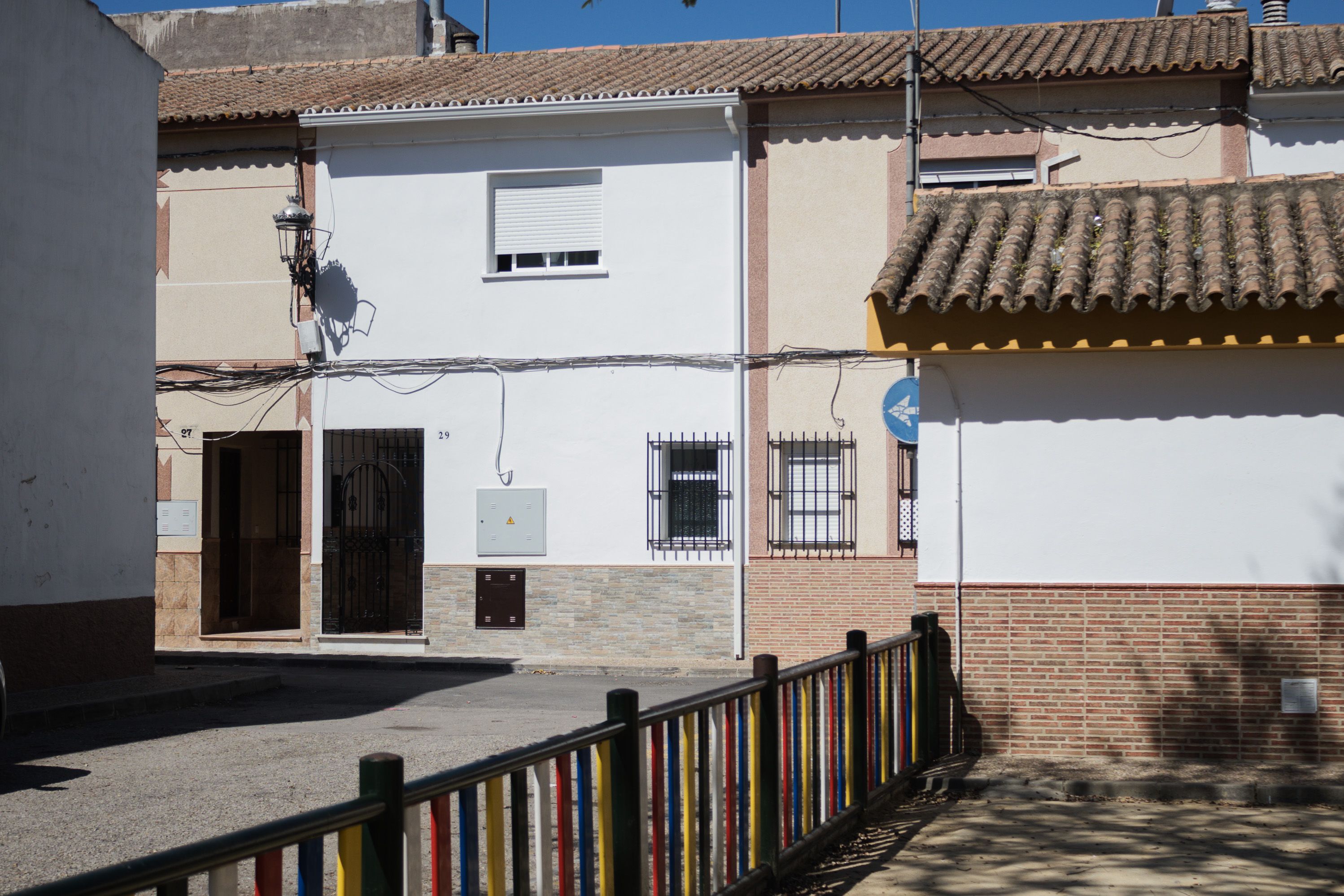 El número 29 de la calle San Francisco, en Guadalcacín, es la sede de la empresa Barveal, que junto con la de Juan Veas Pérez, recibió más de 2 millones en contratos directos de la Junta el mismo día.