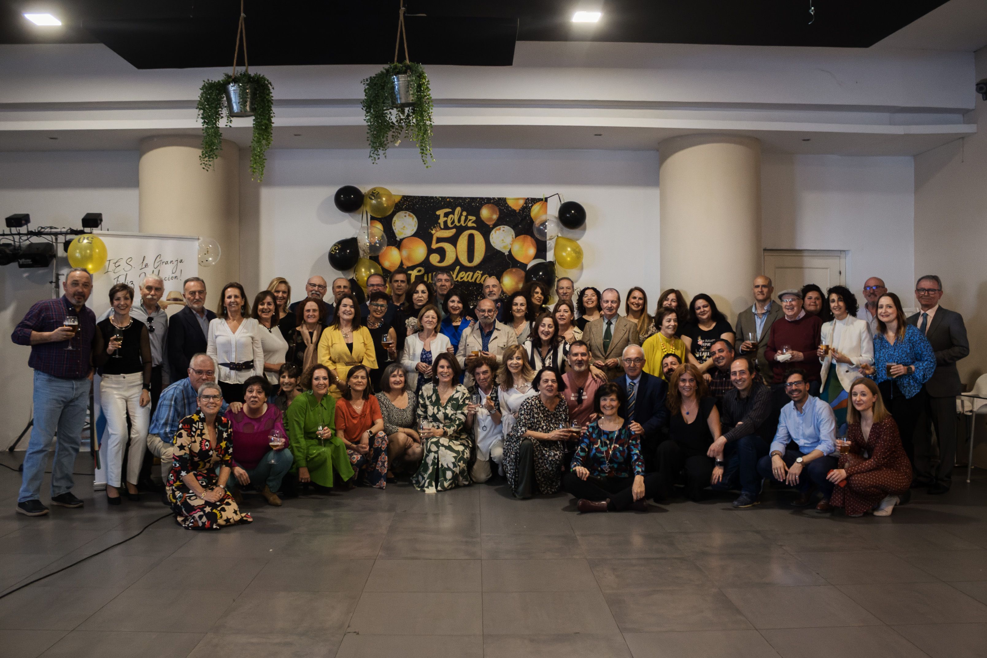 Los profesores y exprofesores del IES La Granja, en la reunión celebrada para conmemorar la jubilación de 7 compañeros y el aniversario del centro.