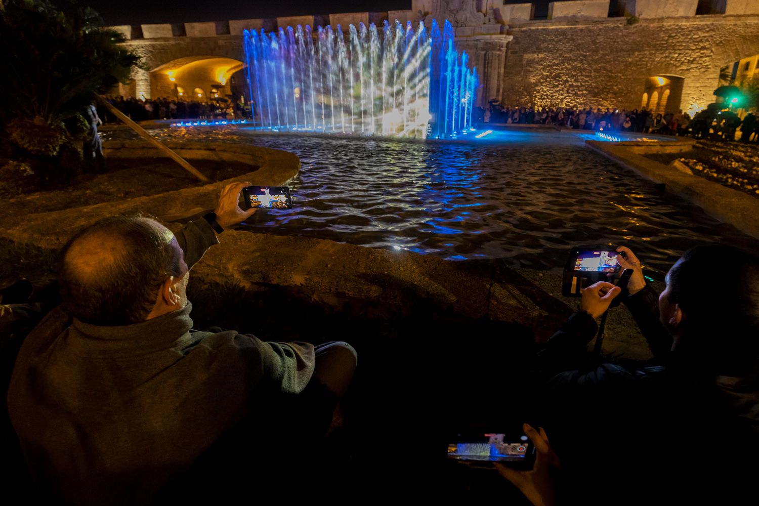 Dos personas fotografían la nueva fuente cibernética de Puerta Tierra de Cádiz. 