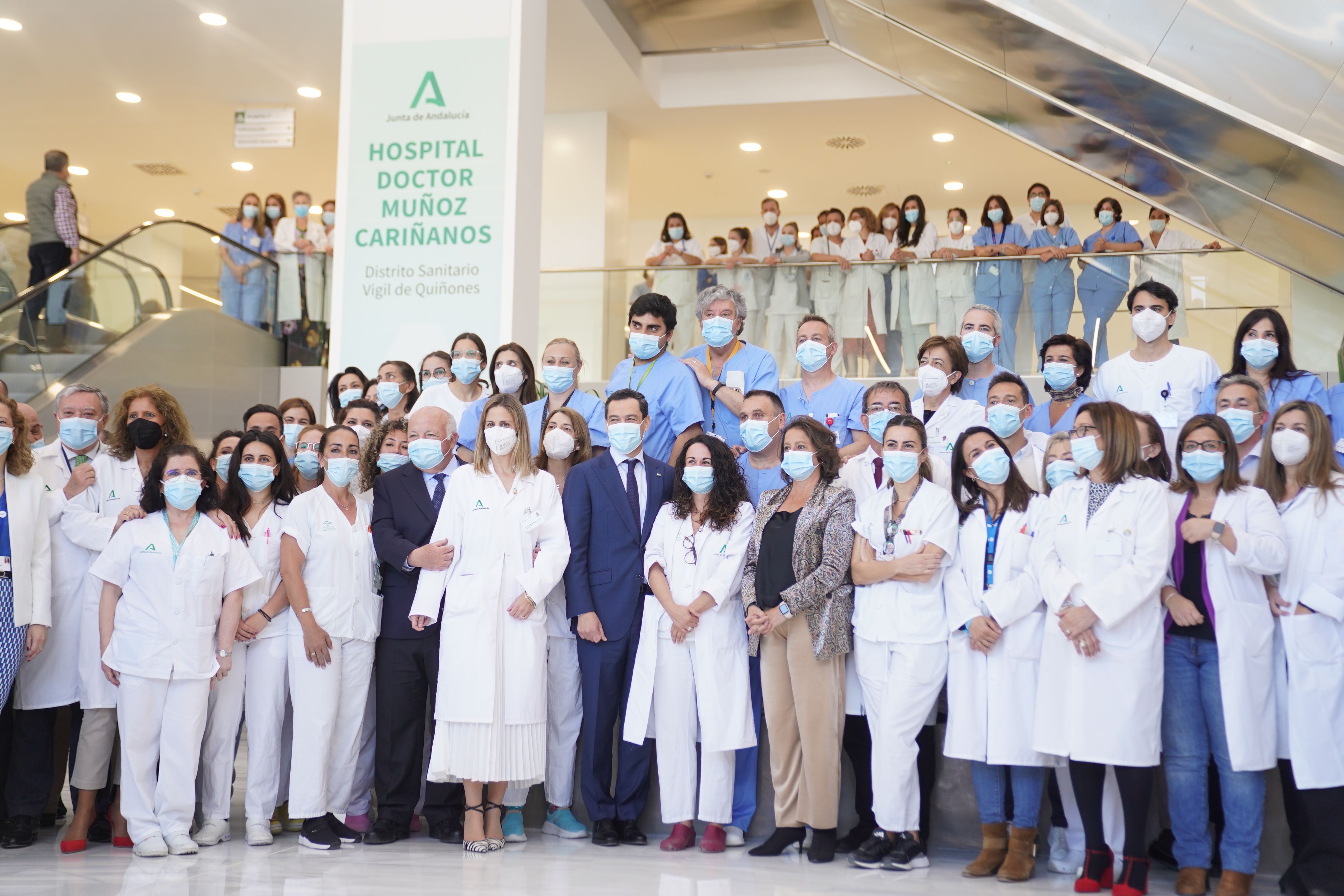 Moreno, presidente de la Junta de Andalucía, en la inauguración del Hospital Militar.