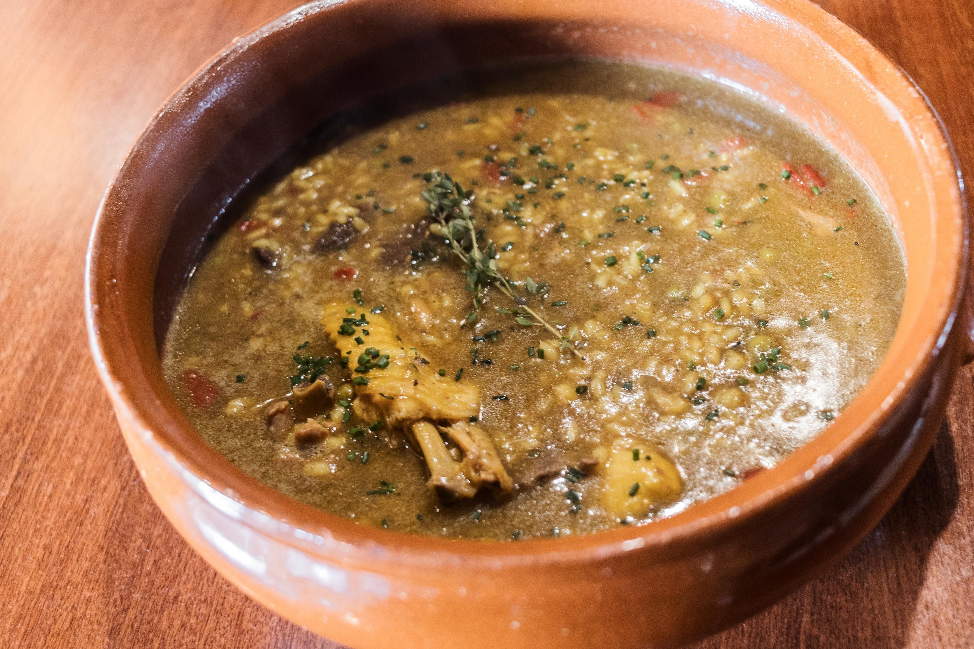 Pollo del campo con venado. 