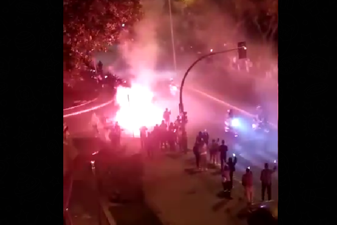 Moteros y viandantes en la avenida Blas Infante, en la Zona Sur de Jerez, durante las carreras ilegales del pasado jueves.