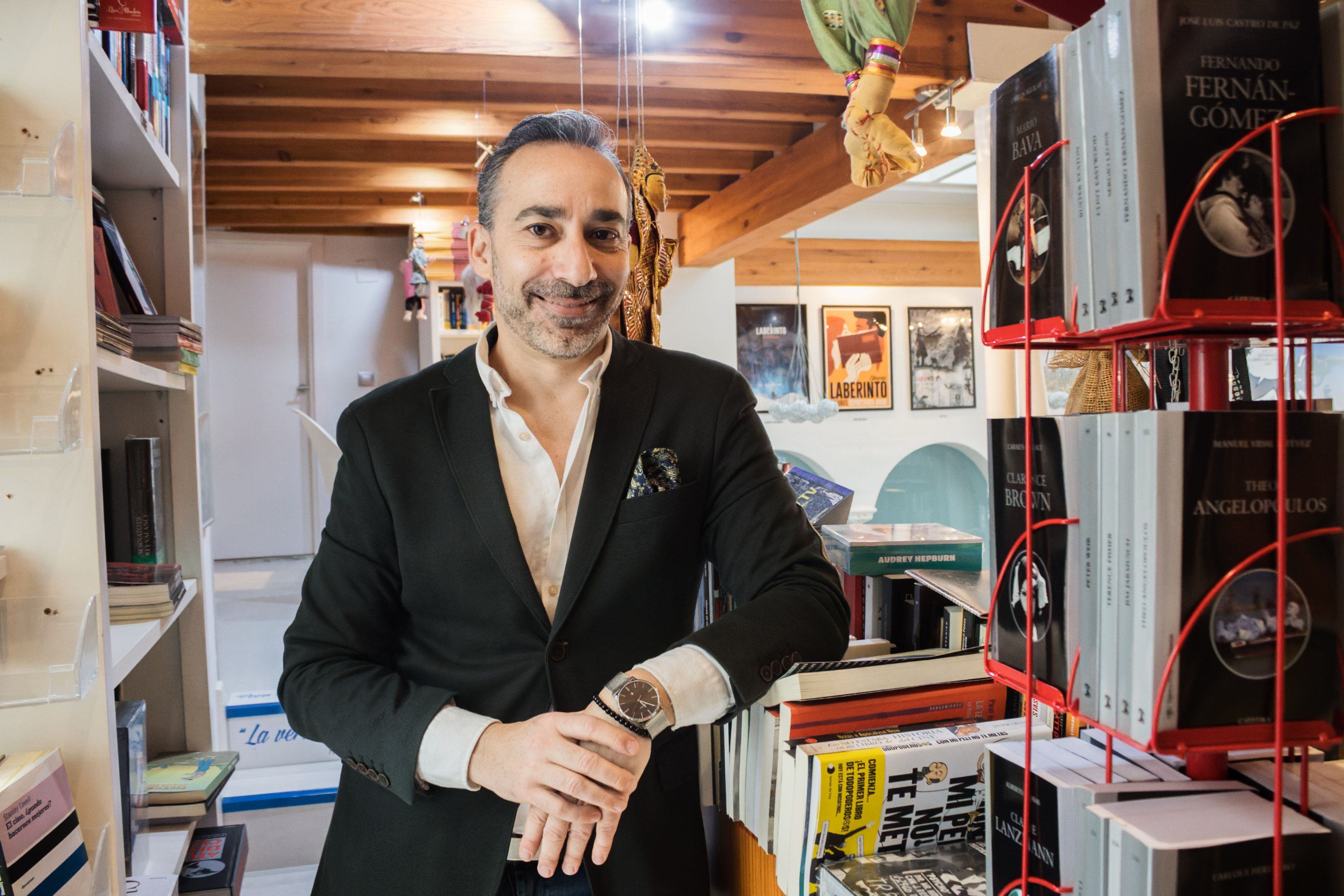 Adrián Otero, dueño de la librería El Laberinto.