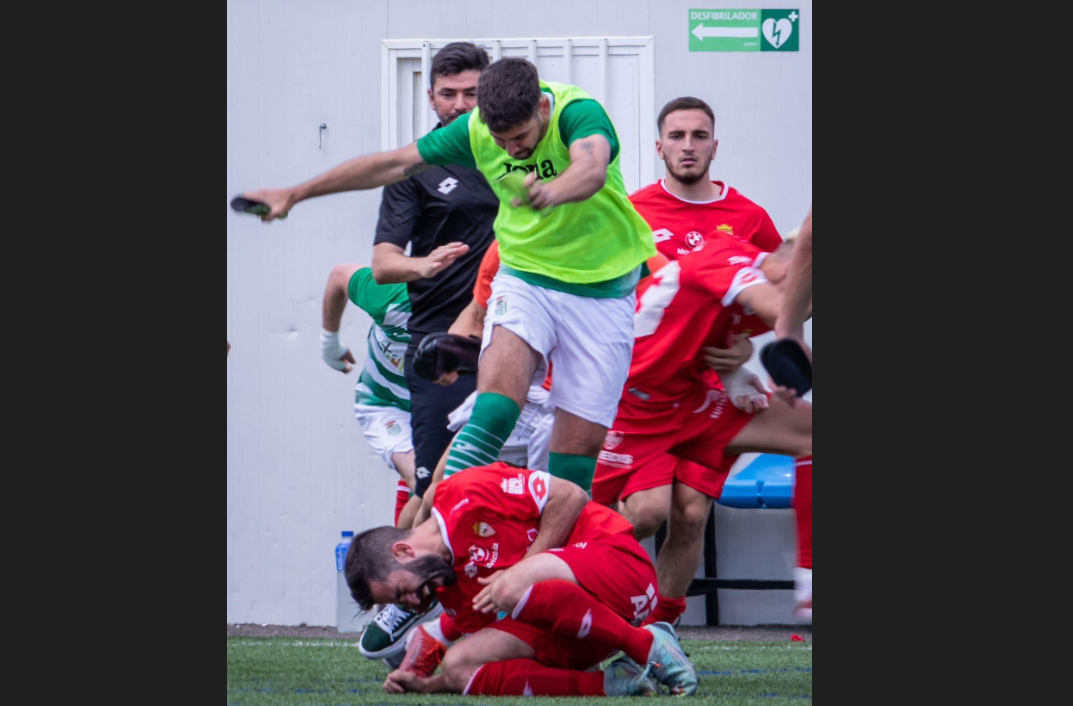 Momento de la agresión del jugador del Puerto Real a un rival. Momento de la agresión del jugador del Puerto Real a un rival.