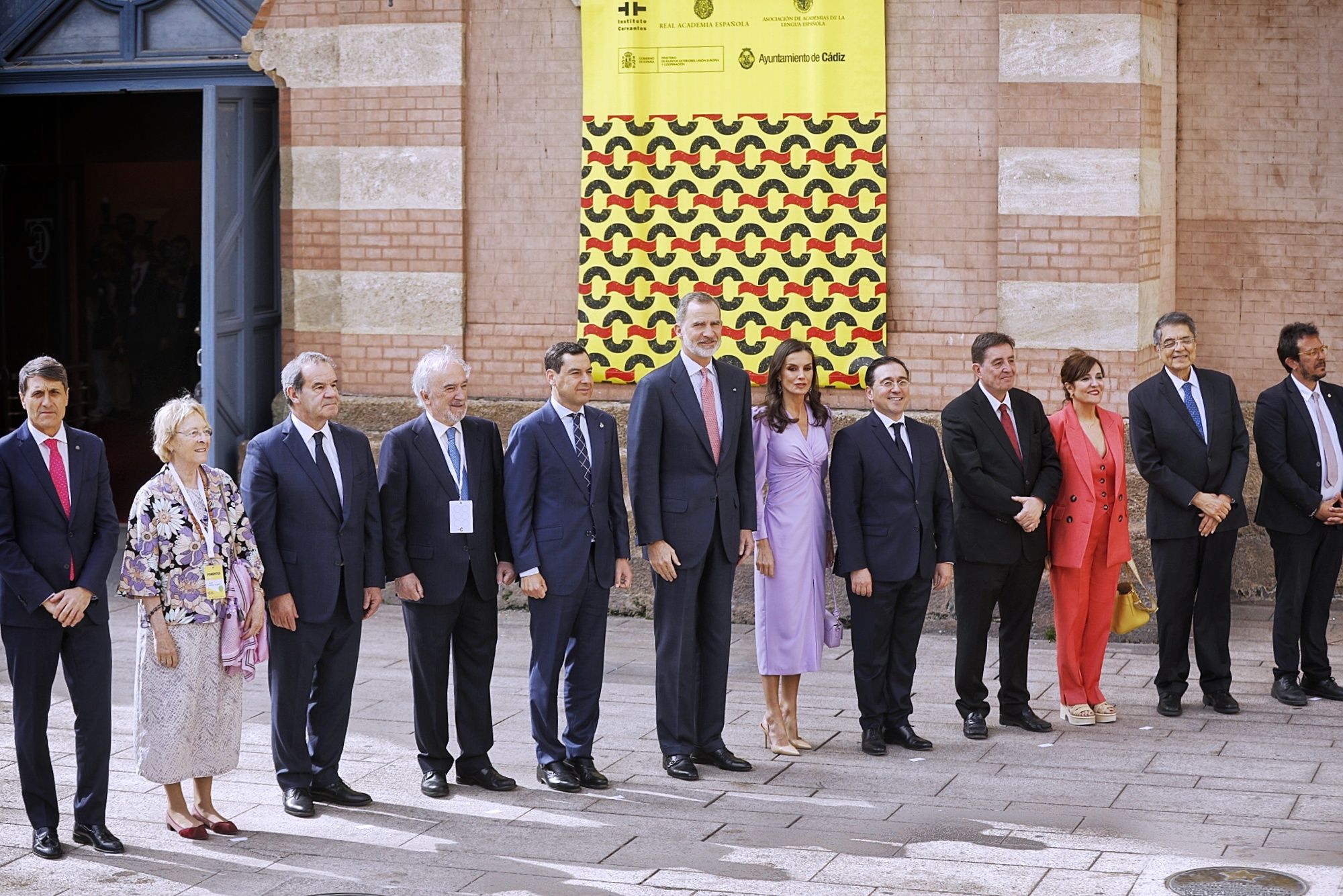 Foto grupal antes de la sesión inaugural.