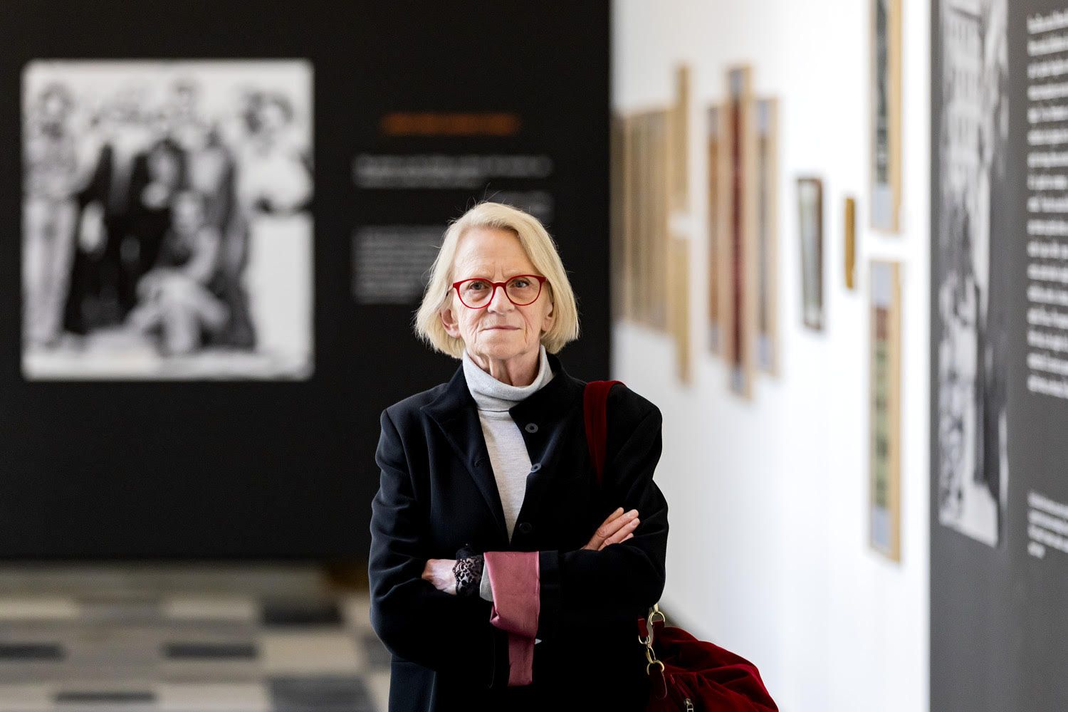 Laura Lacheroy, viuda de Carlos Edmundo de Ory y presidenta de la Fundación homónima, en la exposición comisionada por el escritor y crítico de arte Juan Manuel Bonet